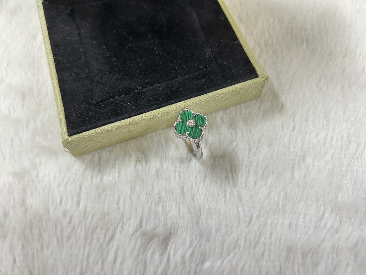 Van Cleef & Arpels Ring VCA Green Ring