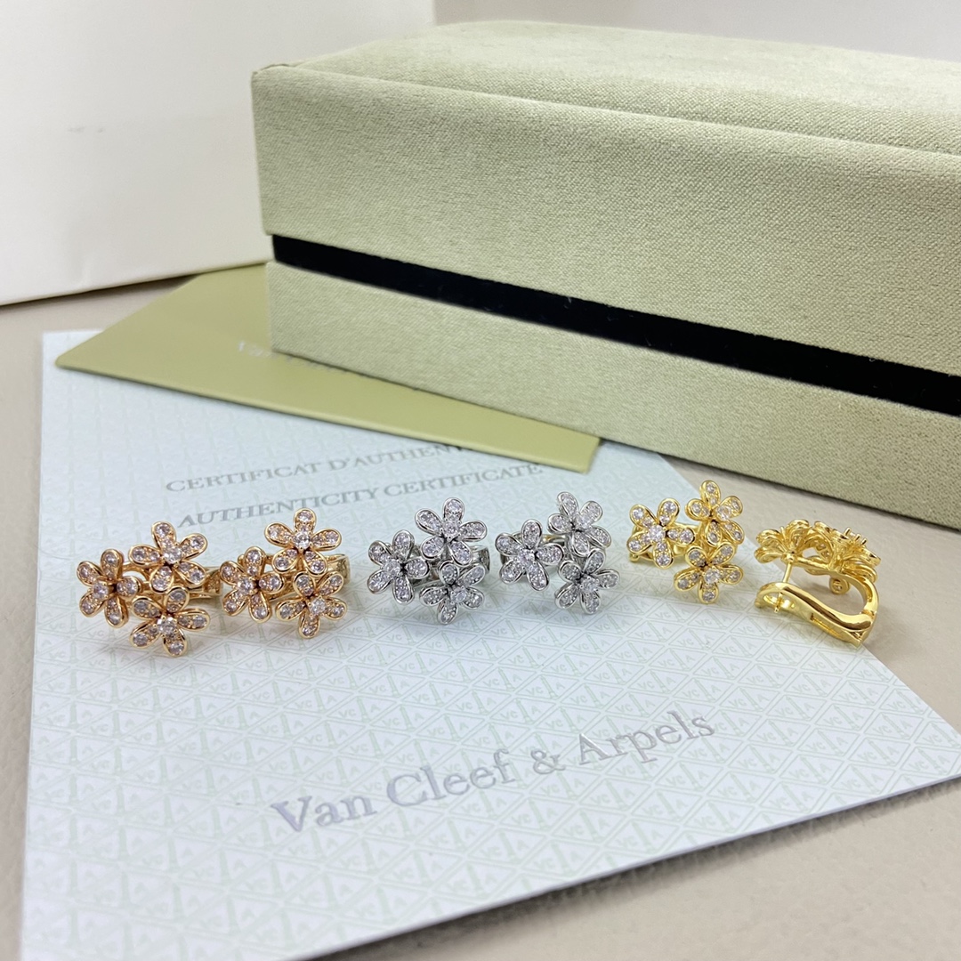 Van Cleef & Arpels Earrings New Three-in-One Fully Diamond-Studded Flower Earrings