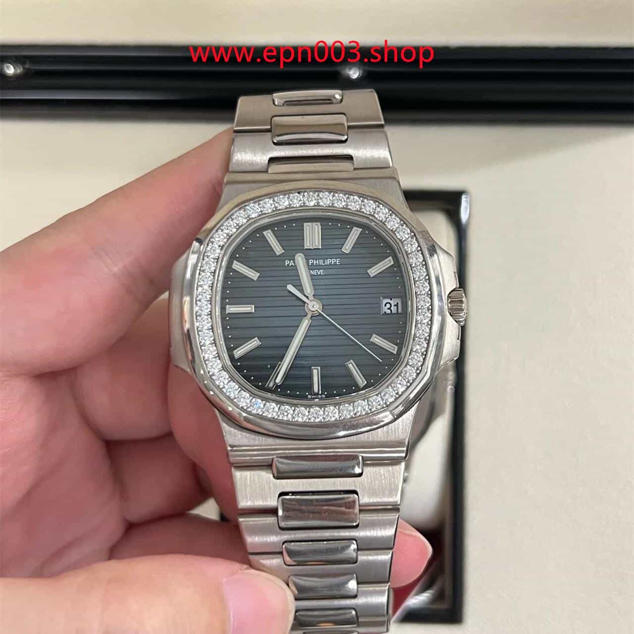 Nautilus 5713/1G-010 40 mm Men Watch