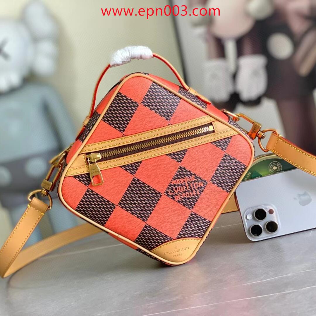 Damier Signature Chess Messenger N40548