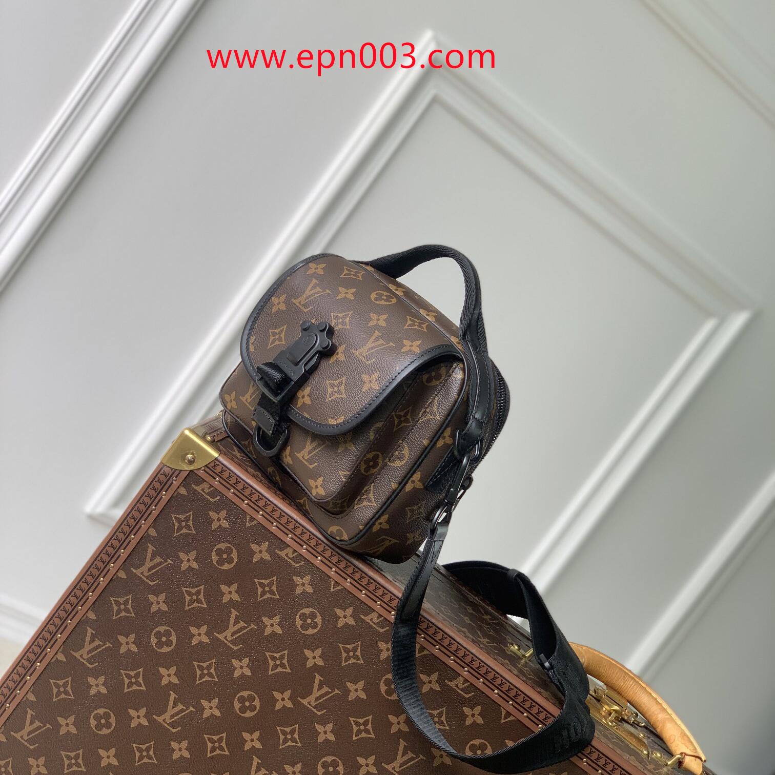 Crossbody Bags Quest Messenger M46973