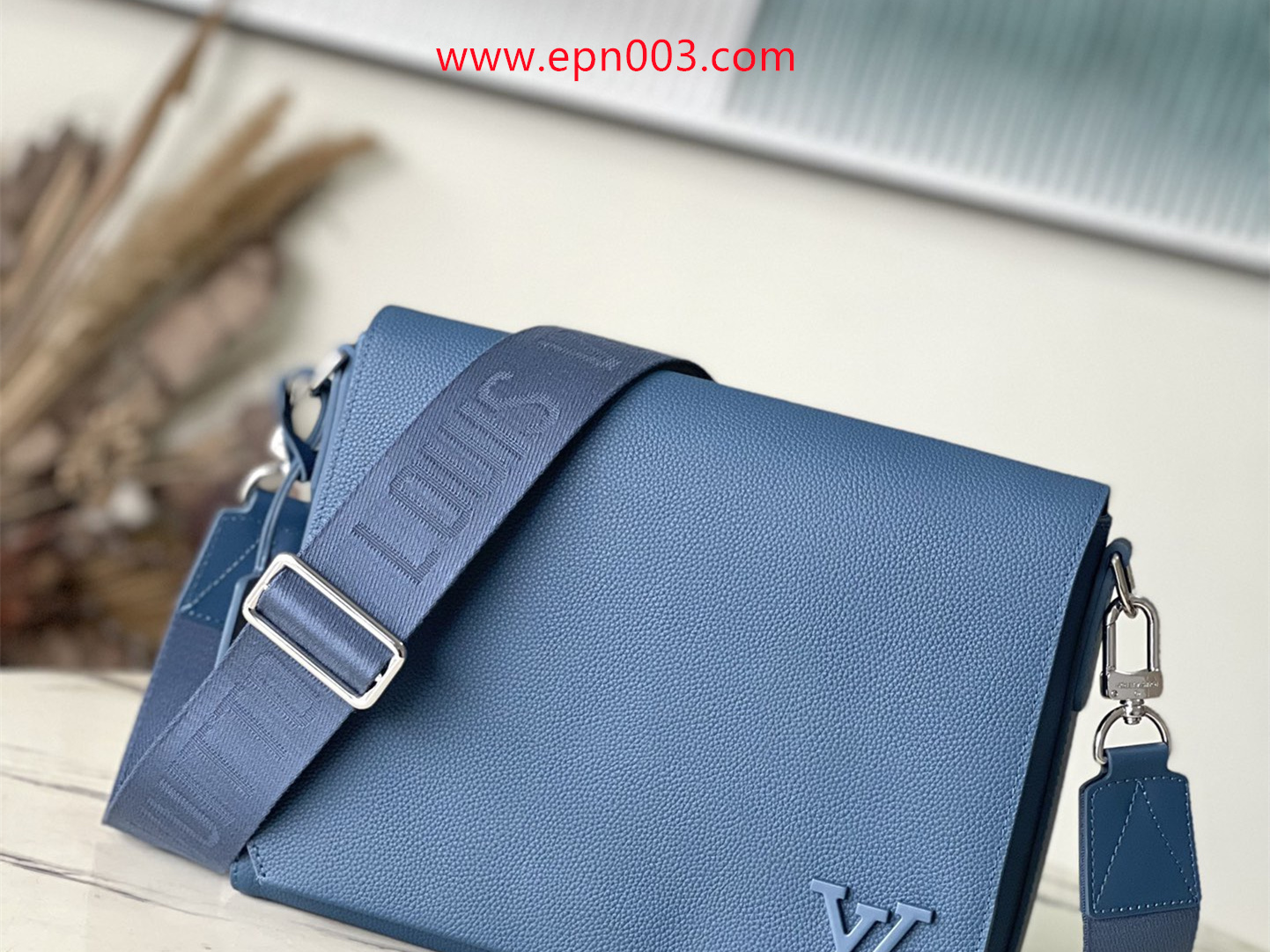 Crossbody Bags Takeoff Messenger M23709
