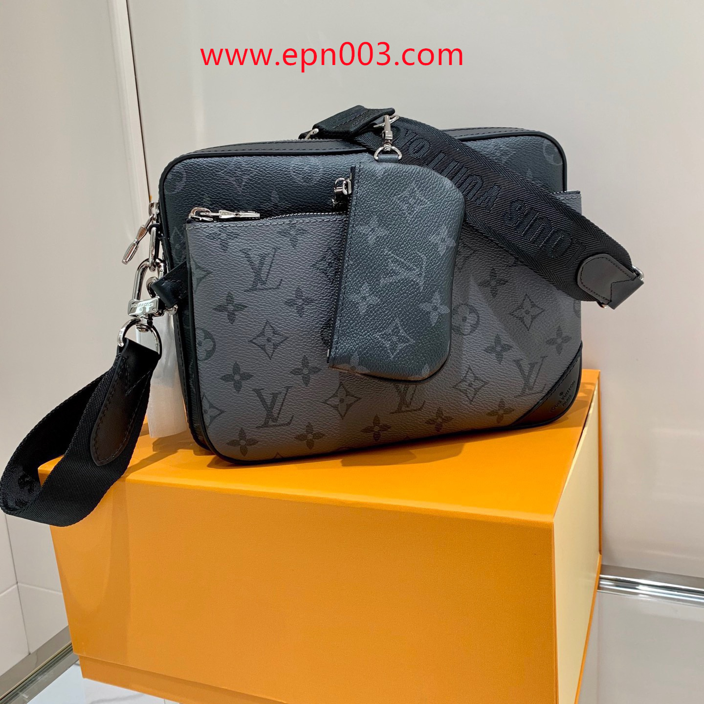 Crossbody Bags Trio Messenger M69443