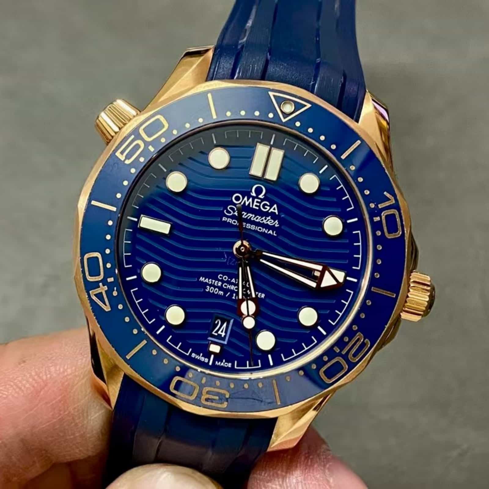Seamaster Diver 300 42 mm-steel ‑ Sedna™ gold on rubber strap - Mens Watch
