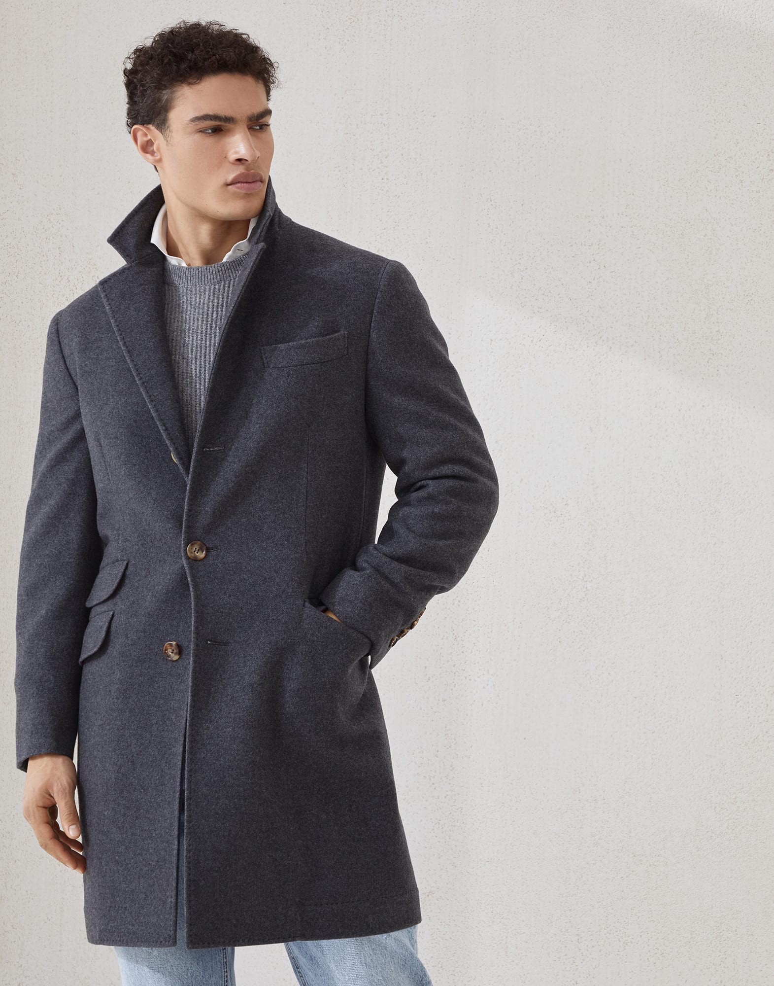 Lightweight water-resistant cashmere coat with double vents