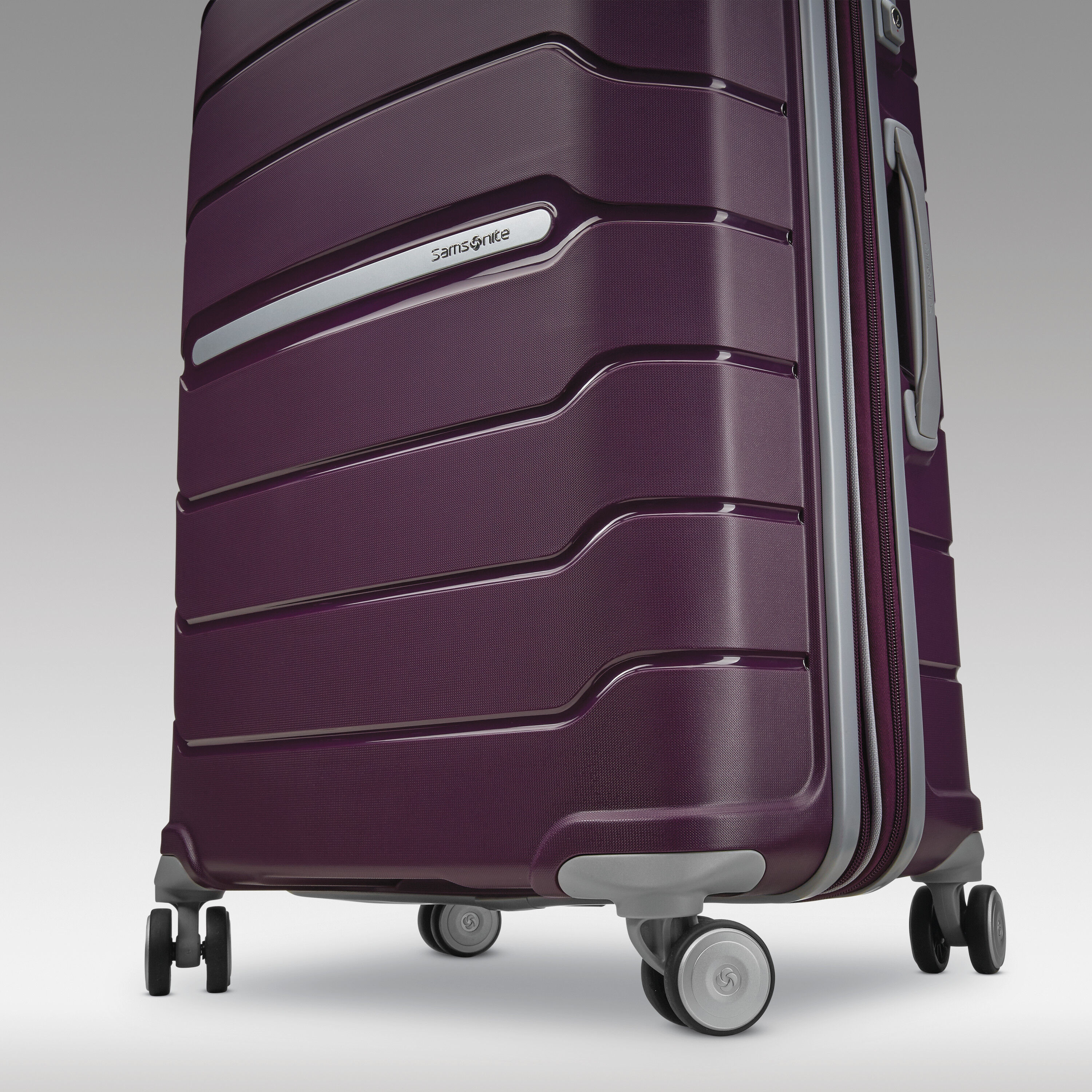 FREEFORM CARRY-ON SPINNER