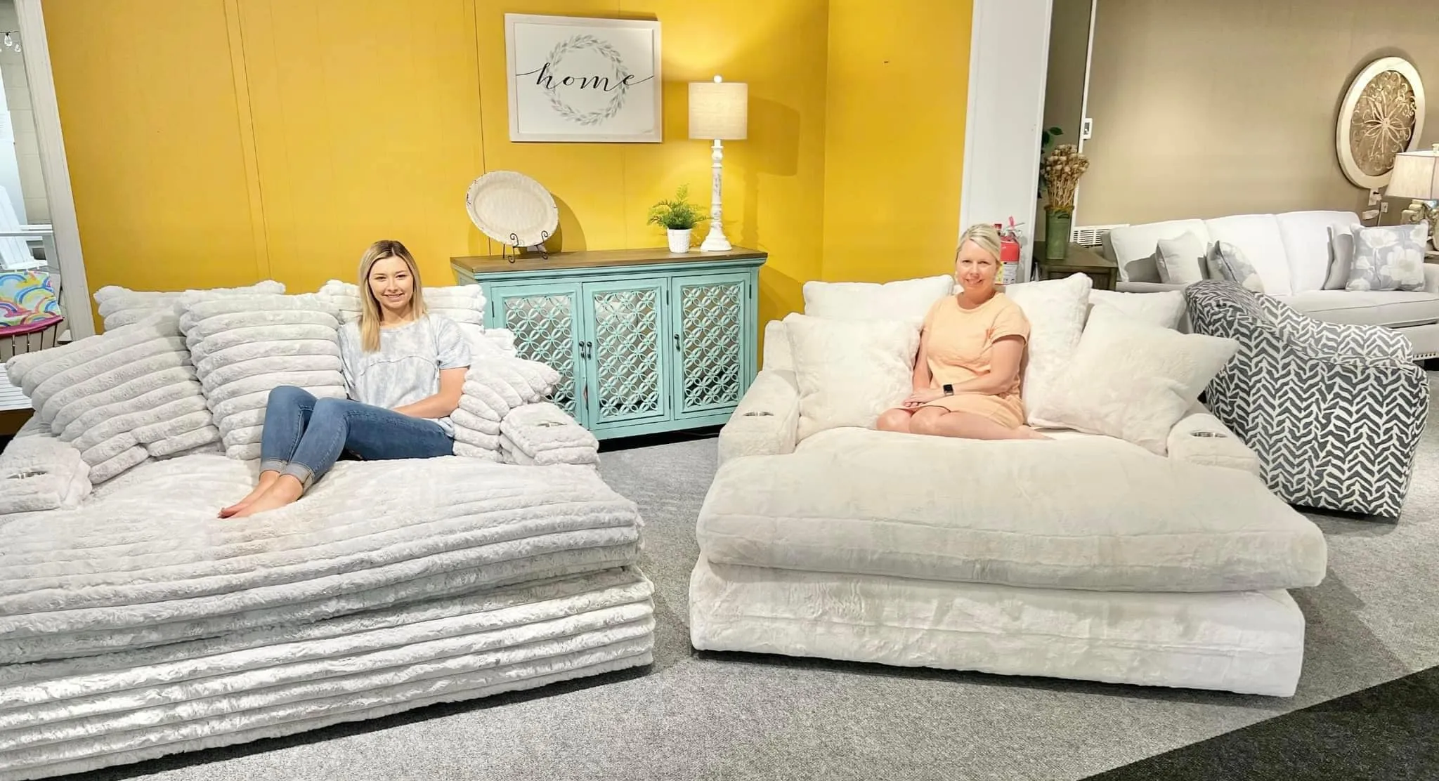 Winter Sale - Chaise Lounge With Dual Cupholders And Charging Ports