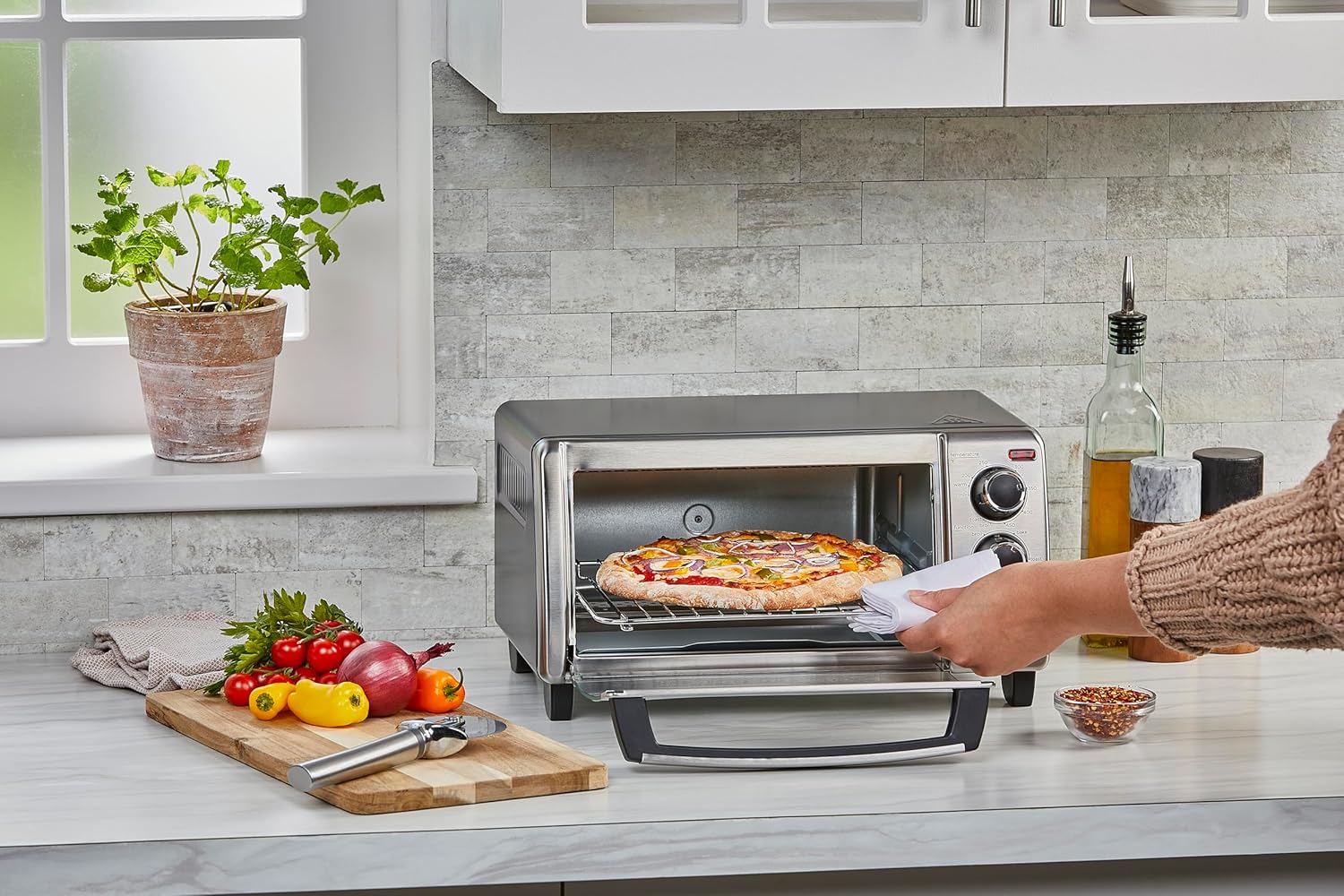 BLACK+DECKER 4-Slice Toaster Oven, TO1313SBD, Even Toast, 4 Cooking Functions Bake, Broil, Toast and Keep Warm, Removable Crumb Tray, Timer