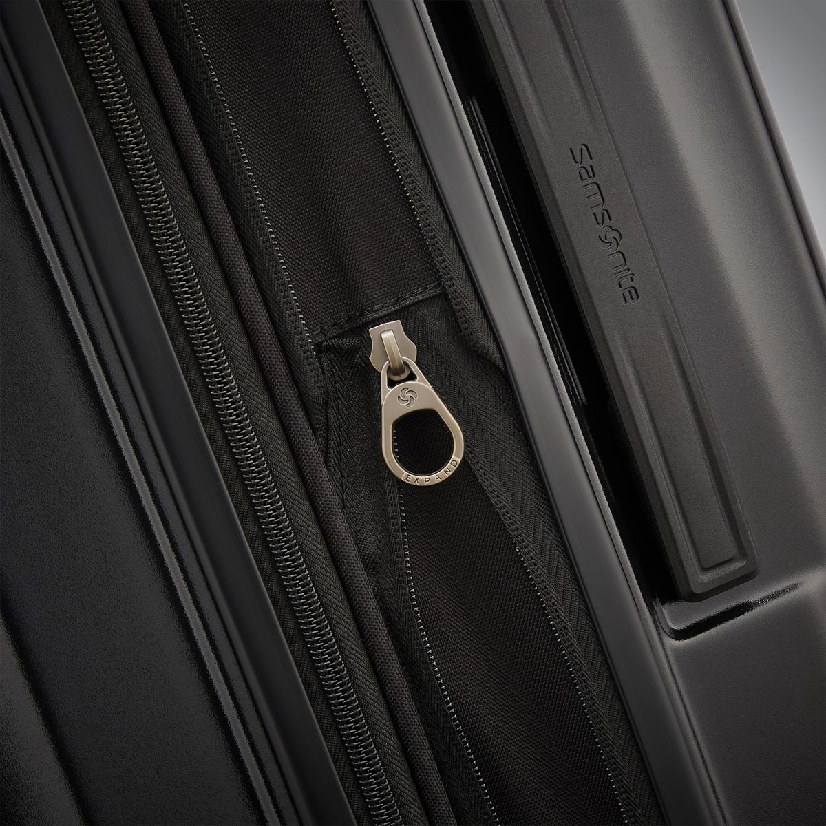 Samsonite Octiv Medium Spinner