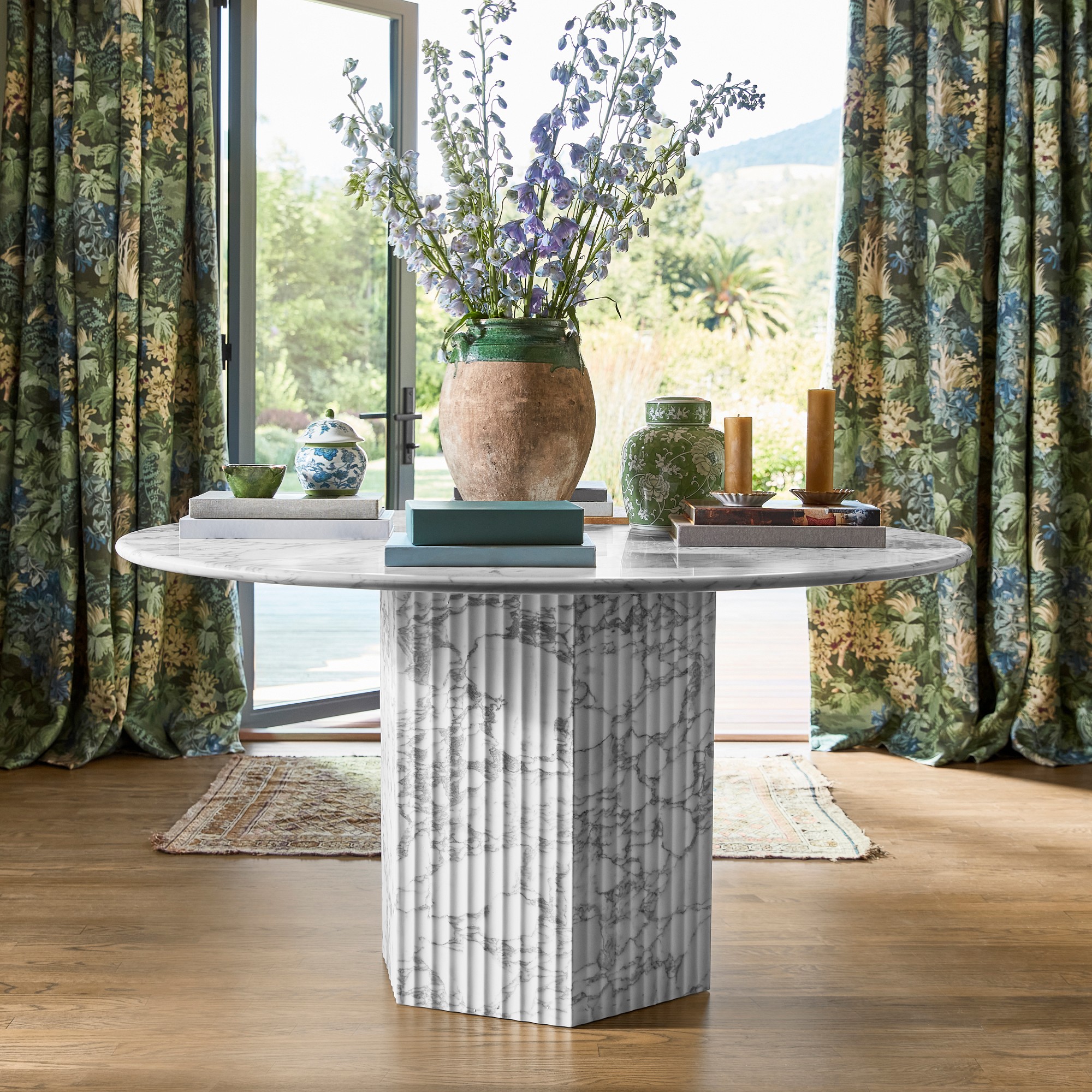 Vittoria Round Dining Table (56