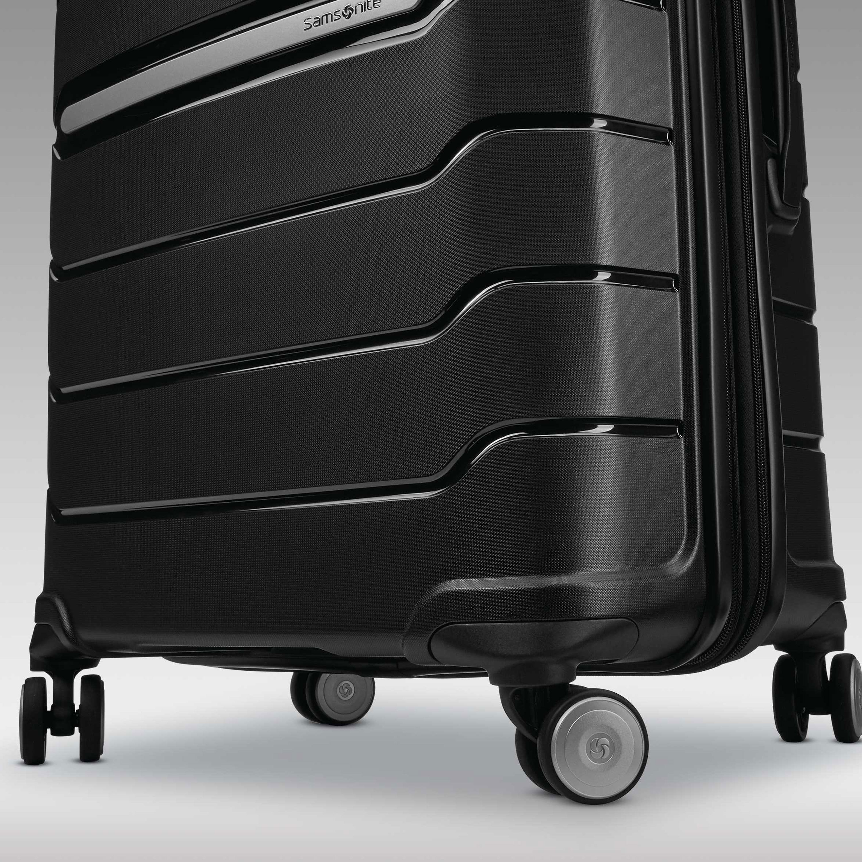FREEFORM CARRY-ON SPINNER