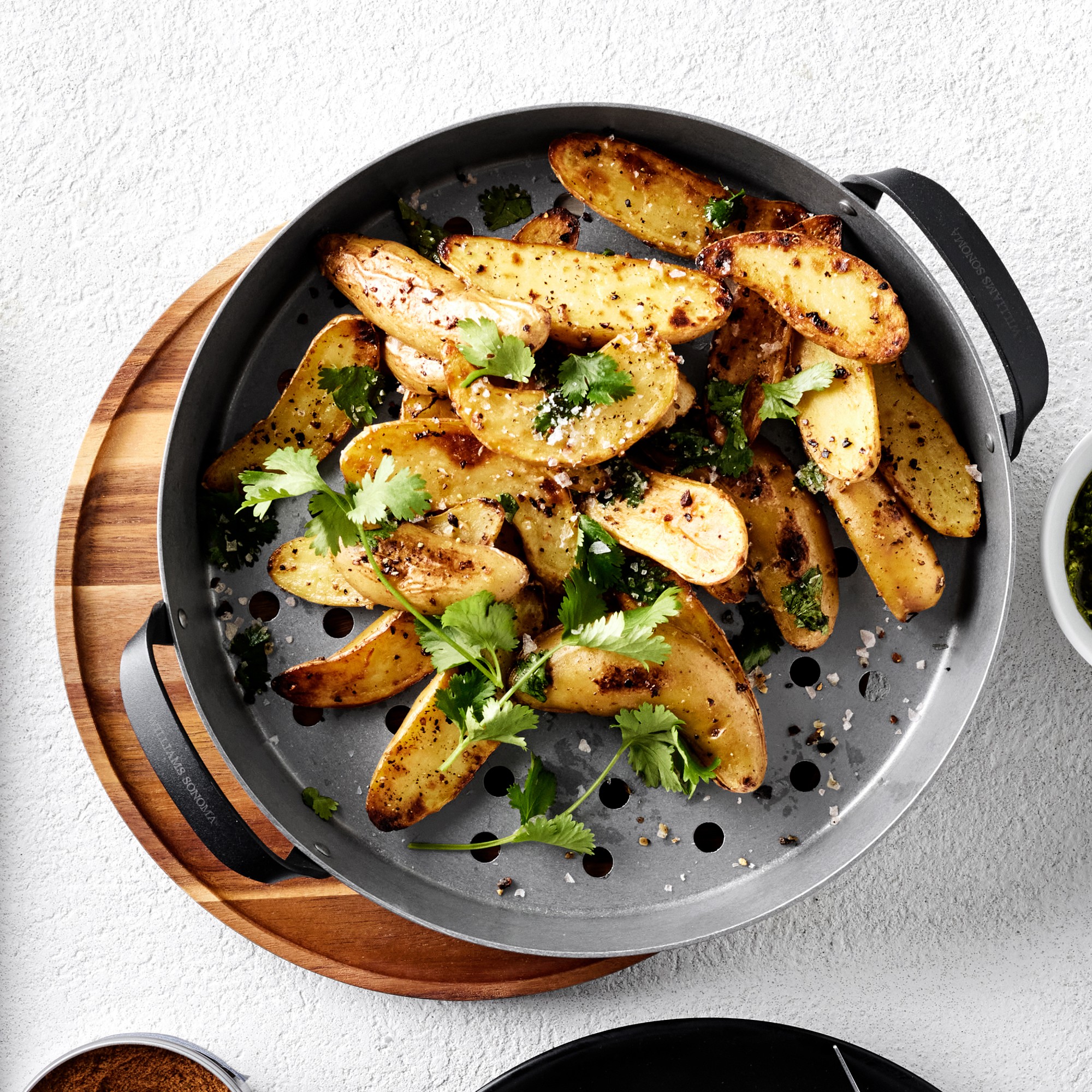 Williams Sonoma Outdoor Stainless-Steel Round Skillet with Trivet