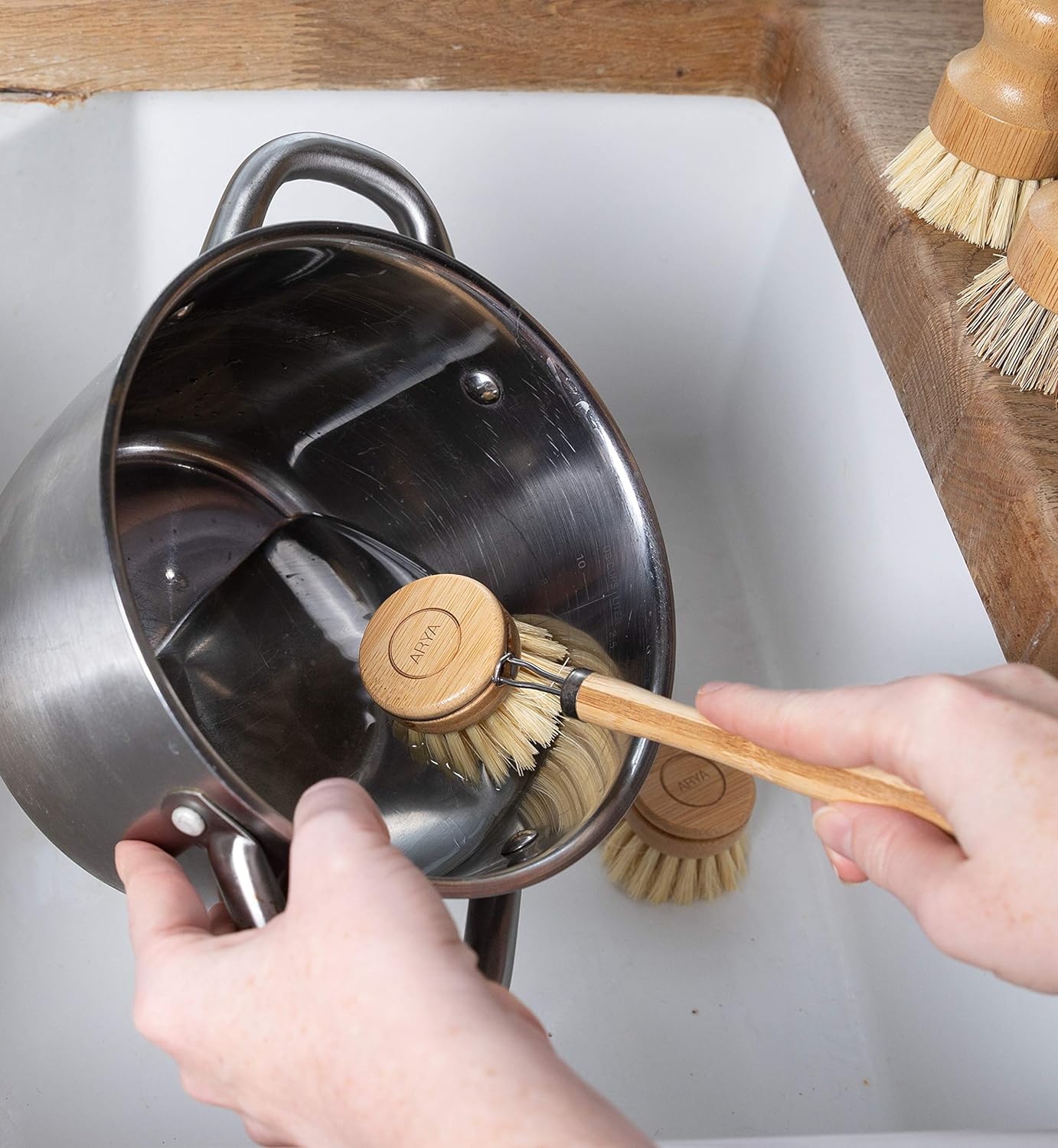 ARYA. Wooden Dish Brush Set | 4 Kitchen Washing Up Brushes & One Replacement Head | Bamboo & Natural Fibers | Eco Friendly Wooden Pot Brush Scourer Scrubber Sponge Alternative