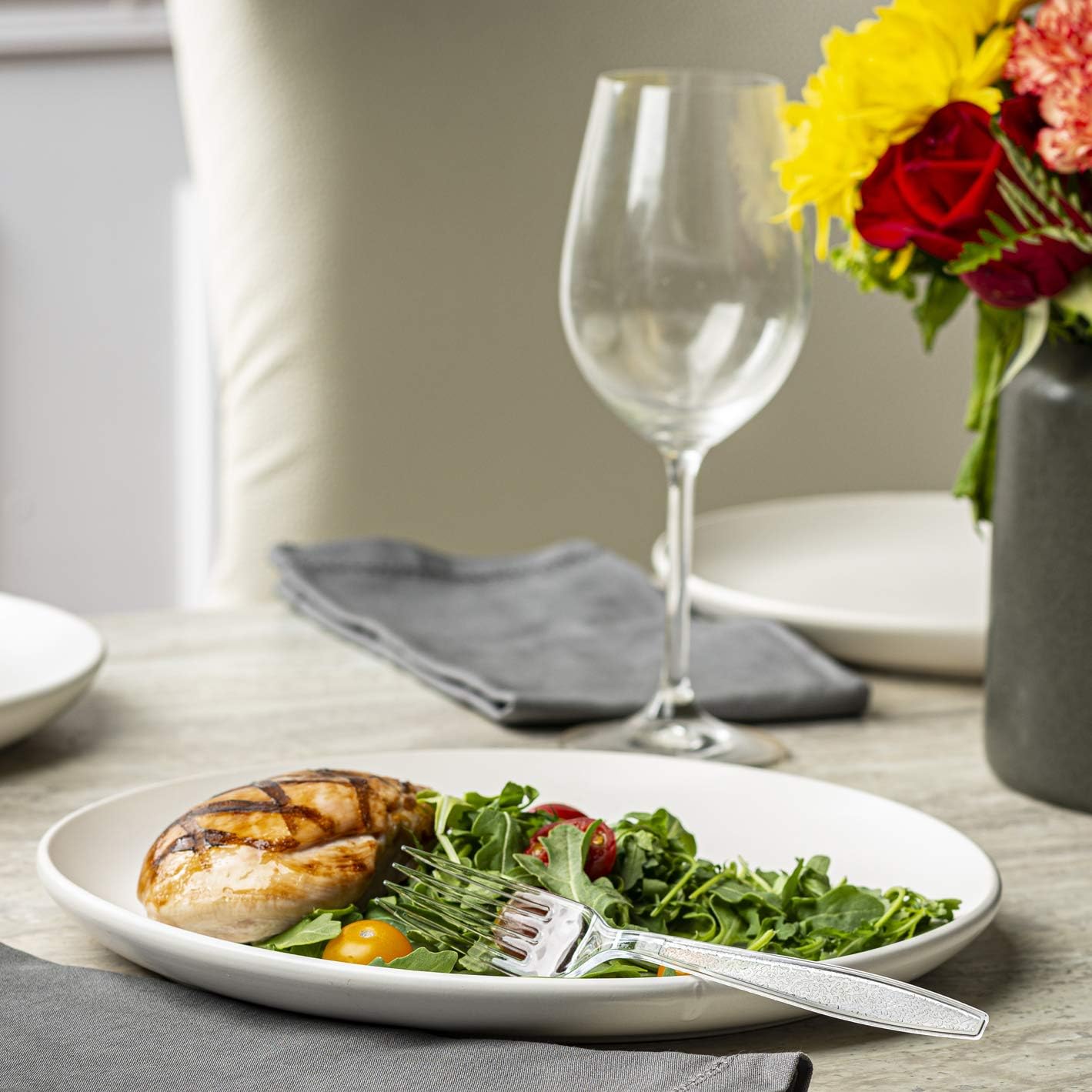 Comfy Package [100 Pack Clear Plastic Knives Heavy Duty with Engraved Design - Plastic Knives Disposable, Sturdy Plastic Silverware for Parties, Weddings, and Events