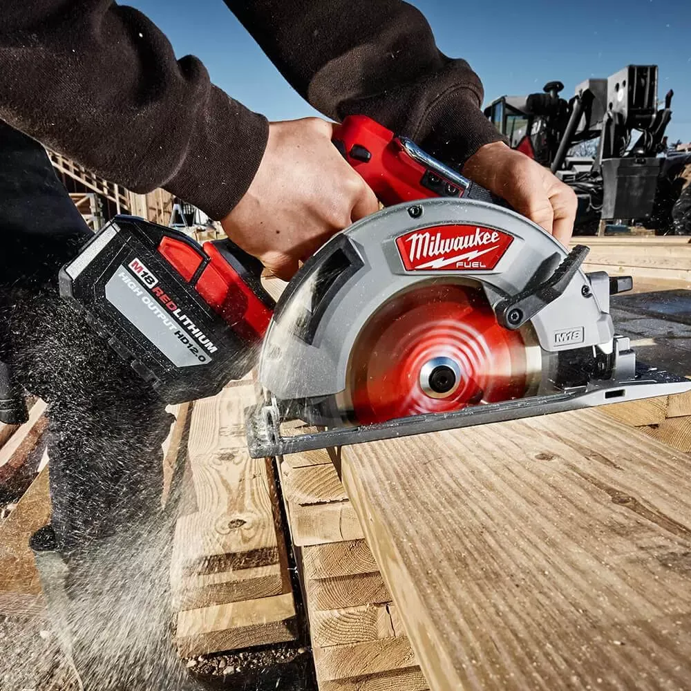 Milwaukee 2732-20 M18 FUEL 18V 7-1/4-Inch Brushless Circular Saw - Bare Tool