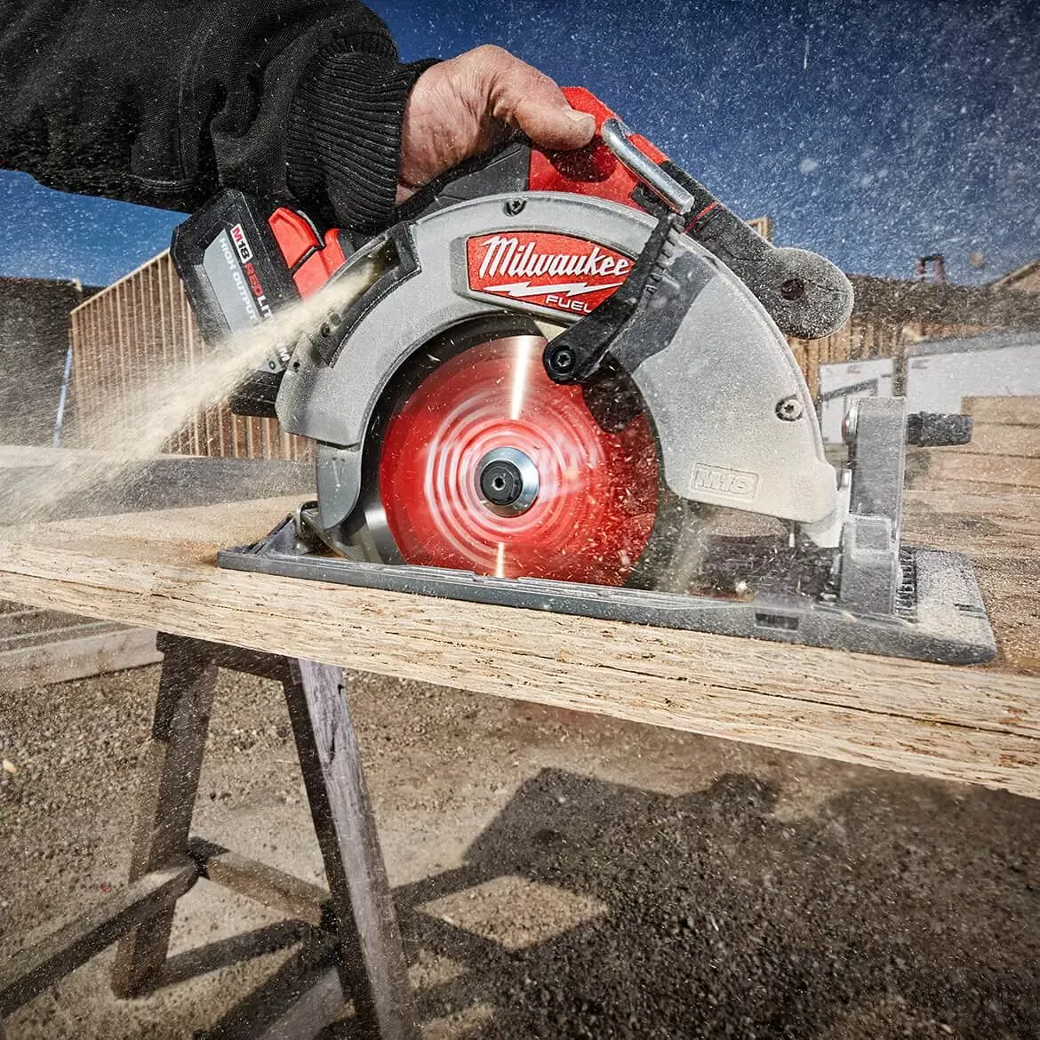 Milwaukee 2732-21HD M18 FUEL 18V 7-1/4-Inch Lithium-Ion Circular Saw Kit