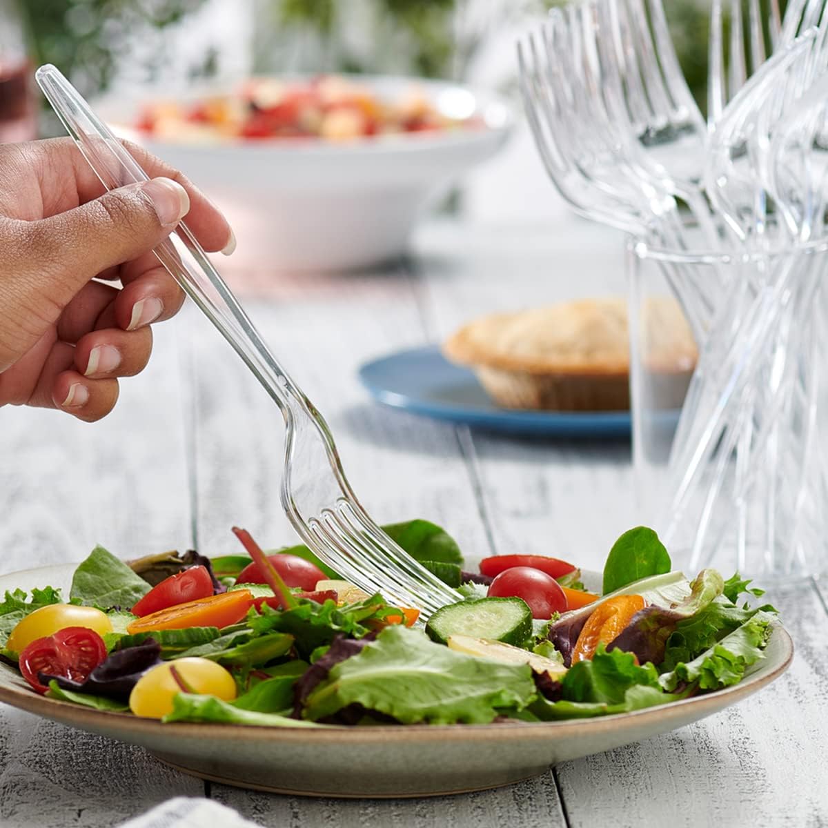 Comfy Package [100 Pack Heavy Duty Disposable Clear Plastic Knives - Basic Cutlery for Parties, Events, and Everyday Use