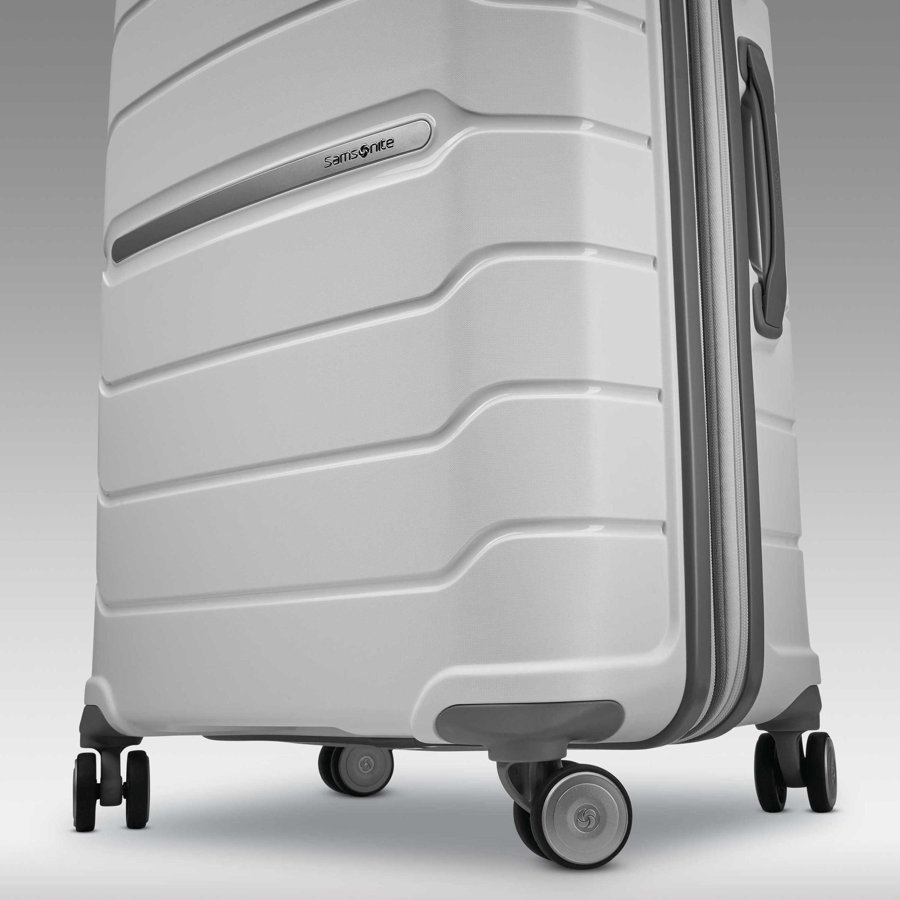FREEFORM CARRY-ON SPINNER