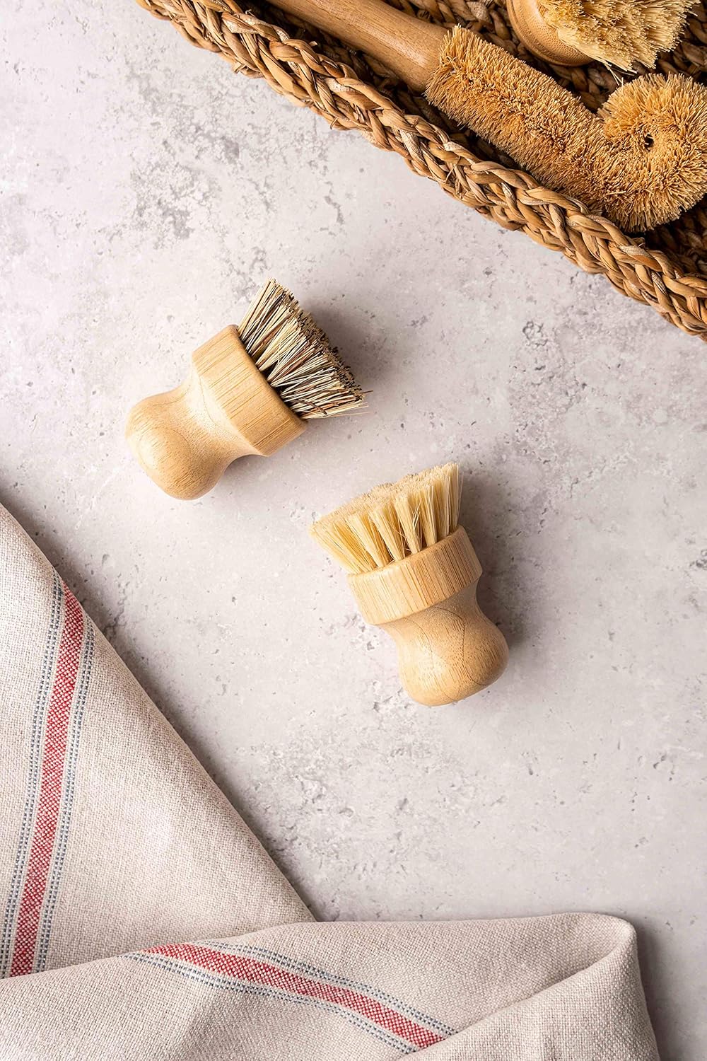 ARYA. Wooden Dish Brush Set | 4 Kitchen Washing Up Brushes & One Replacement Head | Bamboo & Natural Fibers | Eco Friendly Wooden Pot Brush Scourer Scrubber Sponge Alternative
