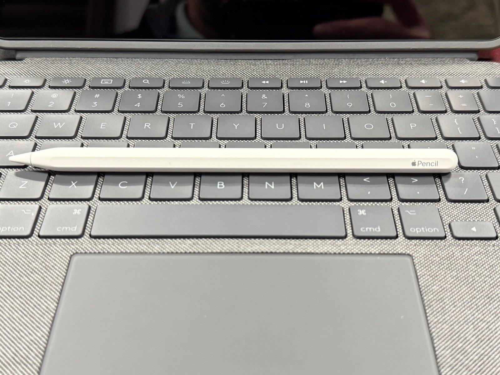 Apple IPad Pro 11 (AT&T) with Logi keyboard and Apple Pencil 7V27