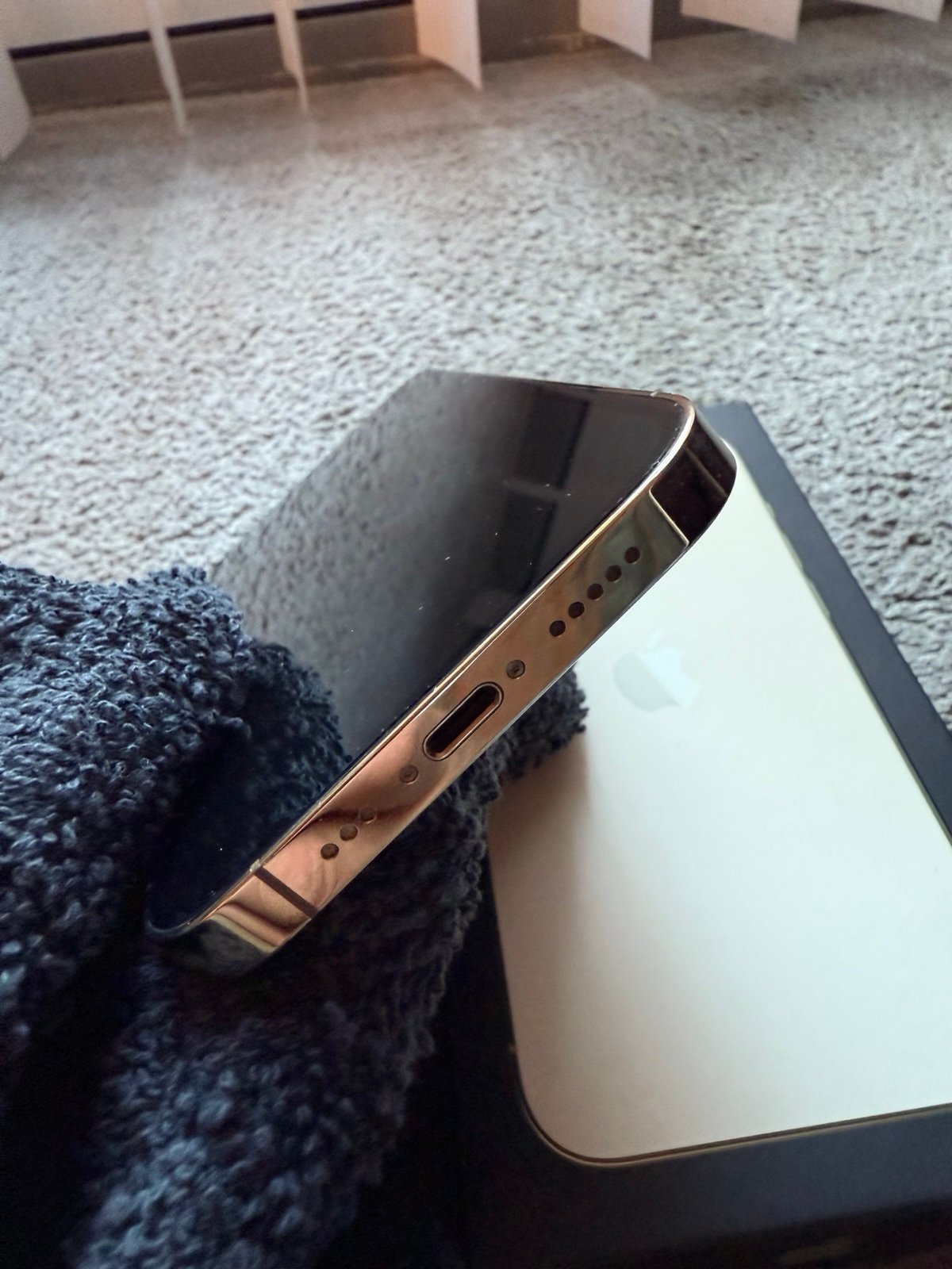 Apple iPhone 13 Pro 256 GB in Gold 1Z58