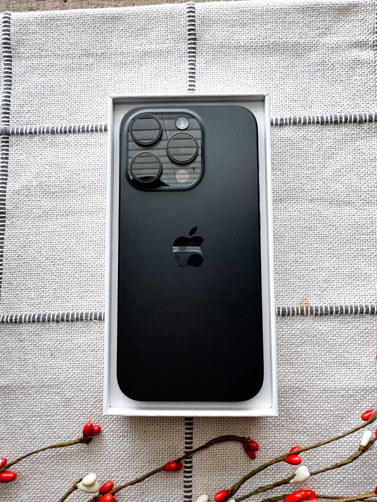 Black Titanium IPhone 15 pro 128gb (unlocked) 7V99