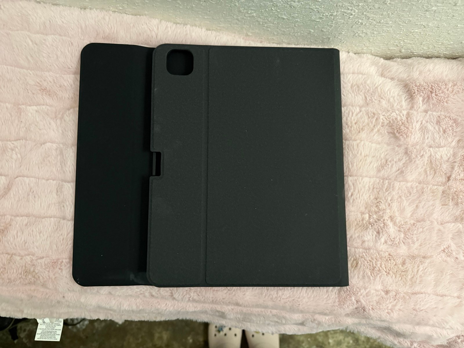 iPad Pro 12.9” (6th Gen) - Great Condition + Keyboard 6M66