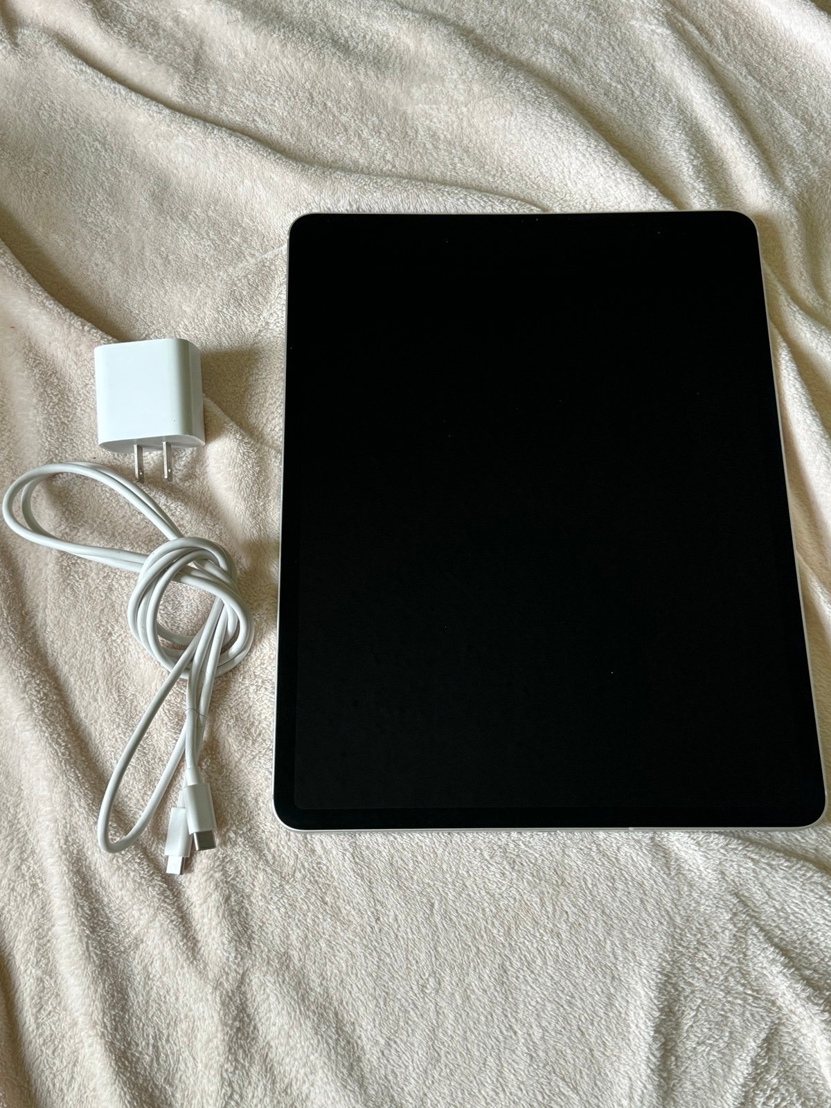 Apple 4th gen iPad Pro 12.9 cellular 1O27