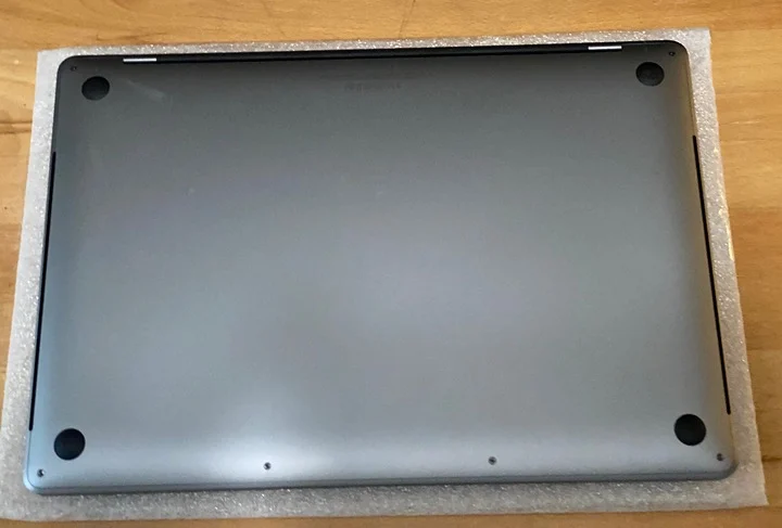 MacBook Pro 2016 core i7 15.4inch 16GB RAM 512GB Touch Bar