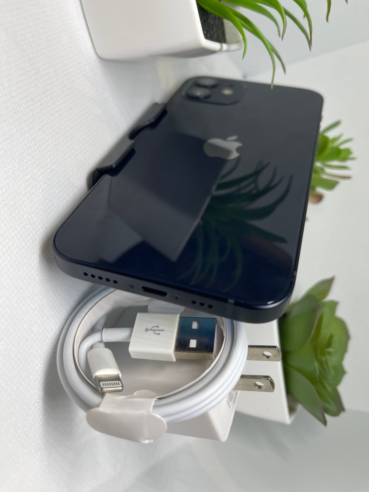 Apple iPhone 12 64 GB in Black Unlocked Mint Condition Any Carrier Any Country 2E59