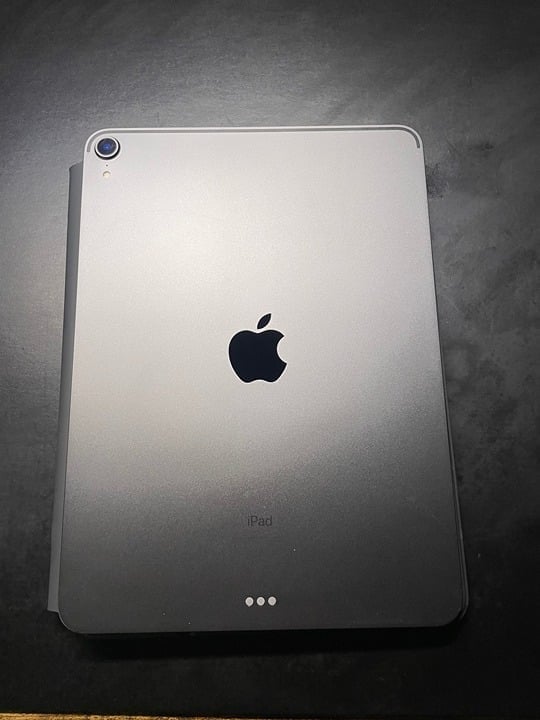 iPad Pro 11 inch 256GB 1st gen Wifi (space gray) + apple magic keyboard 9H58