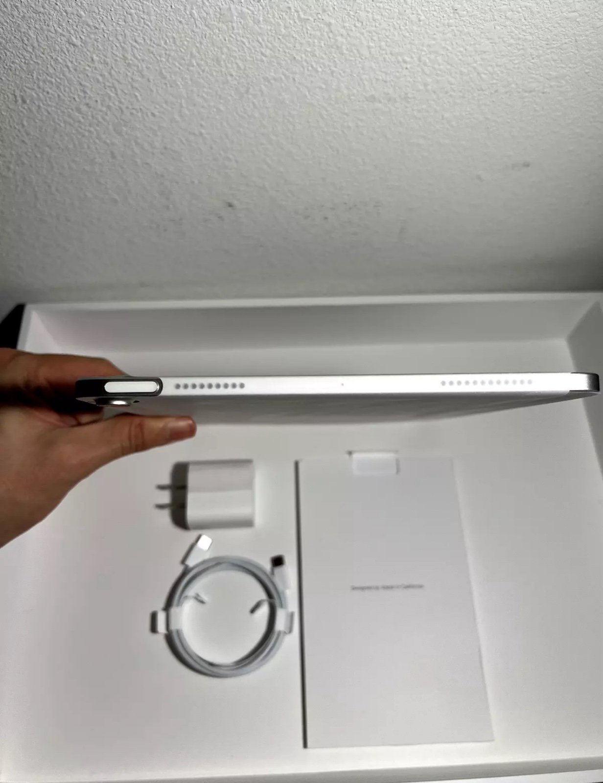  Apple iPad Air 5th Gen 256GB - Wi-Fi - Starlight 9Z81