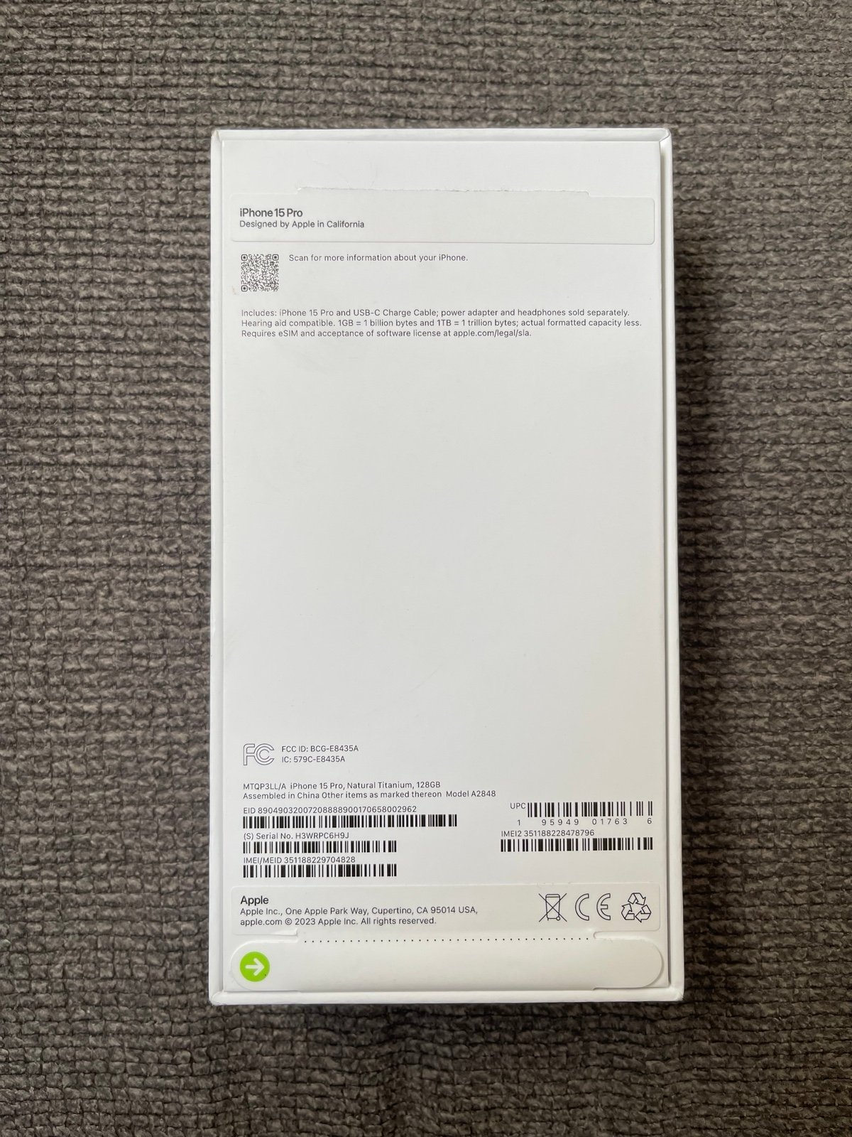 Apple iPhone 15 Pro + Phone Case 7U79