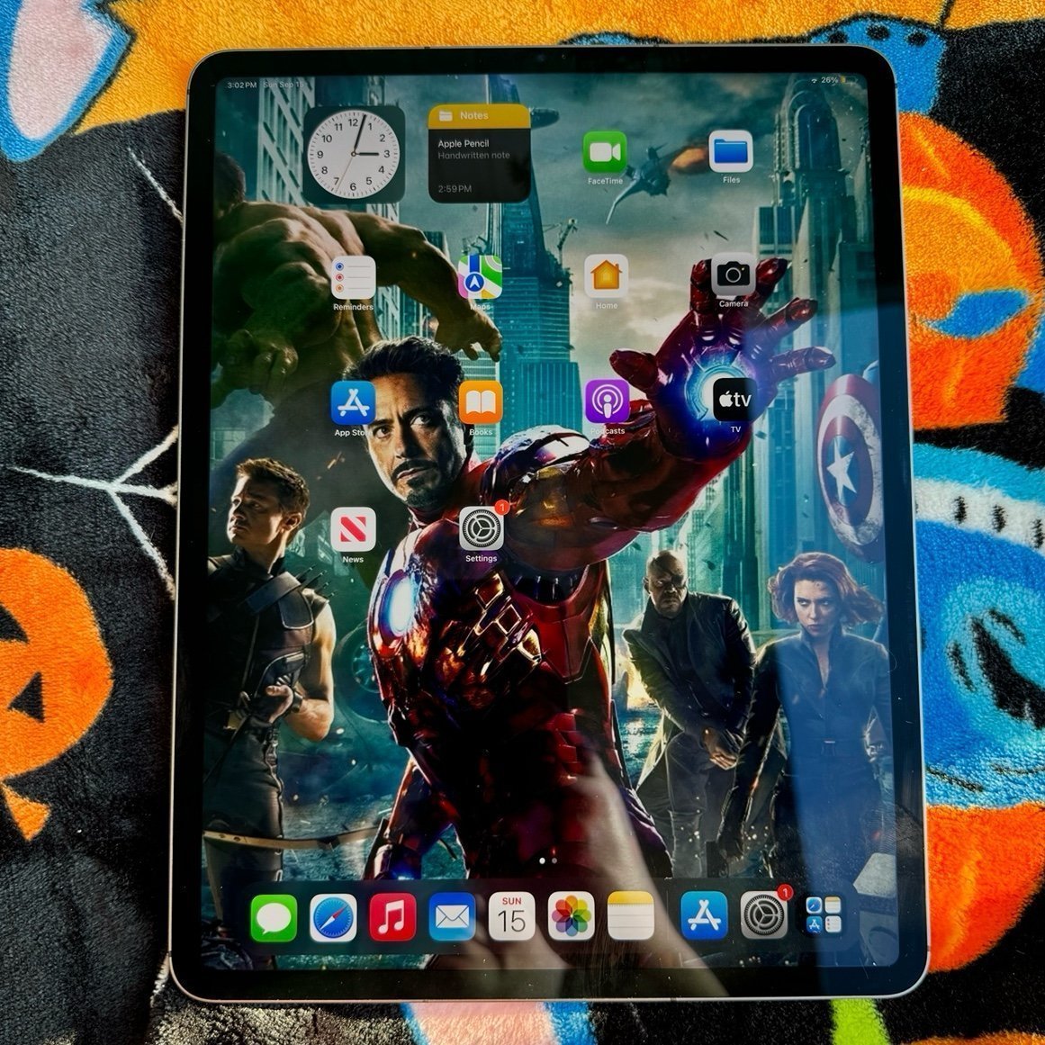 iPad Pro 5th Gen 12.9 1tb Cellular Unlocked! + Apple Pencil and Keyboard Case! 3R26