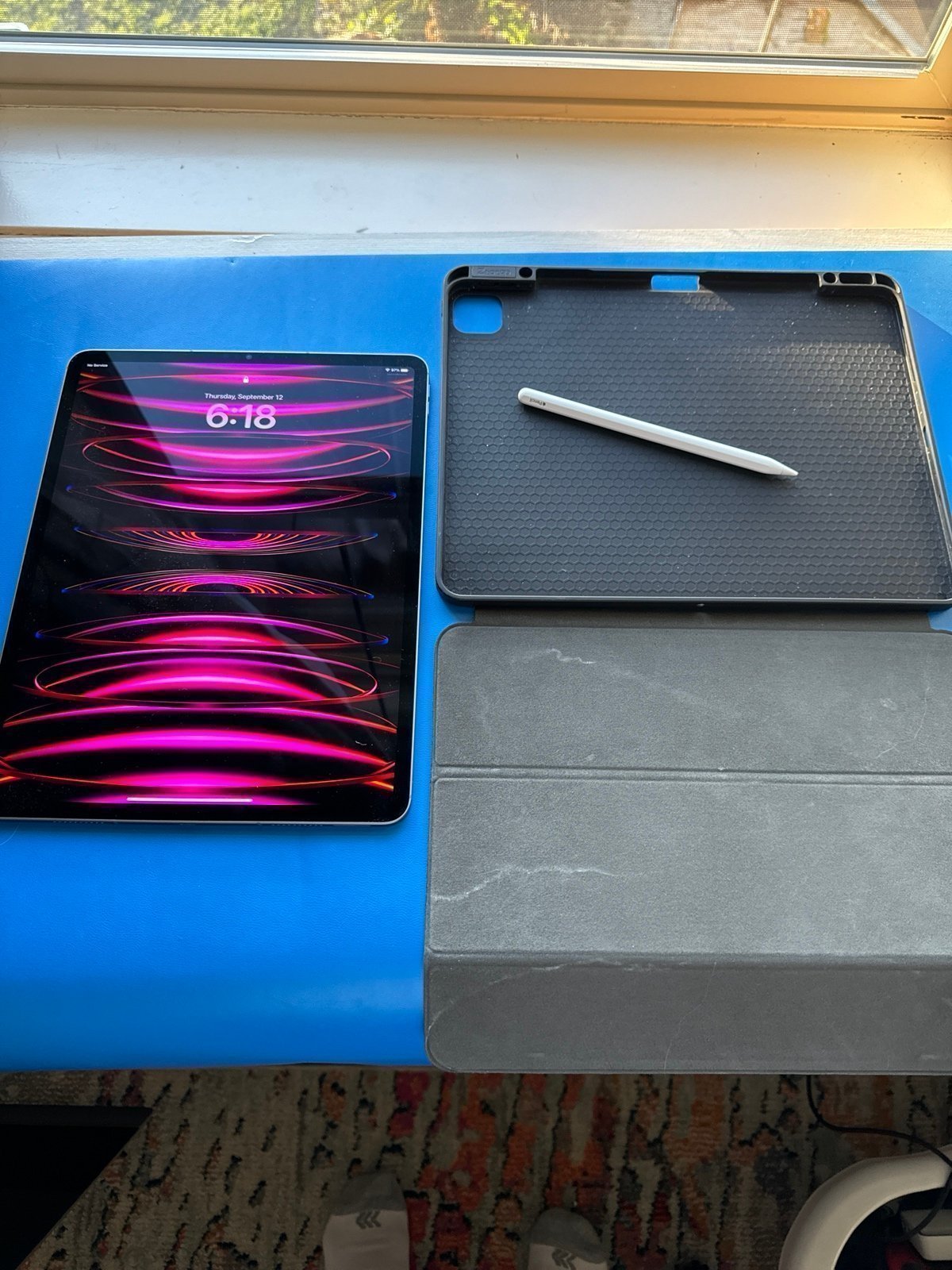 Apple M2 iPad Pro 12.9” 6th Generation 1 TB in Space Gray + Pencil + Case 1H39