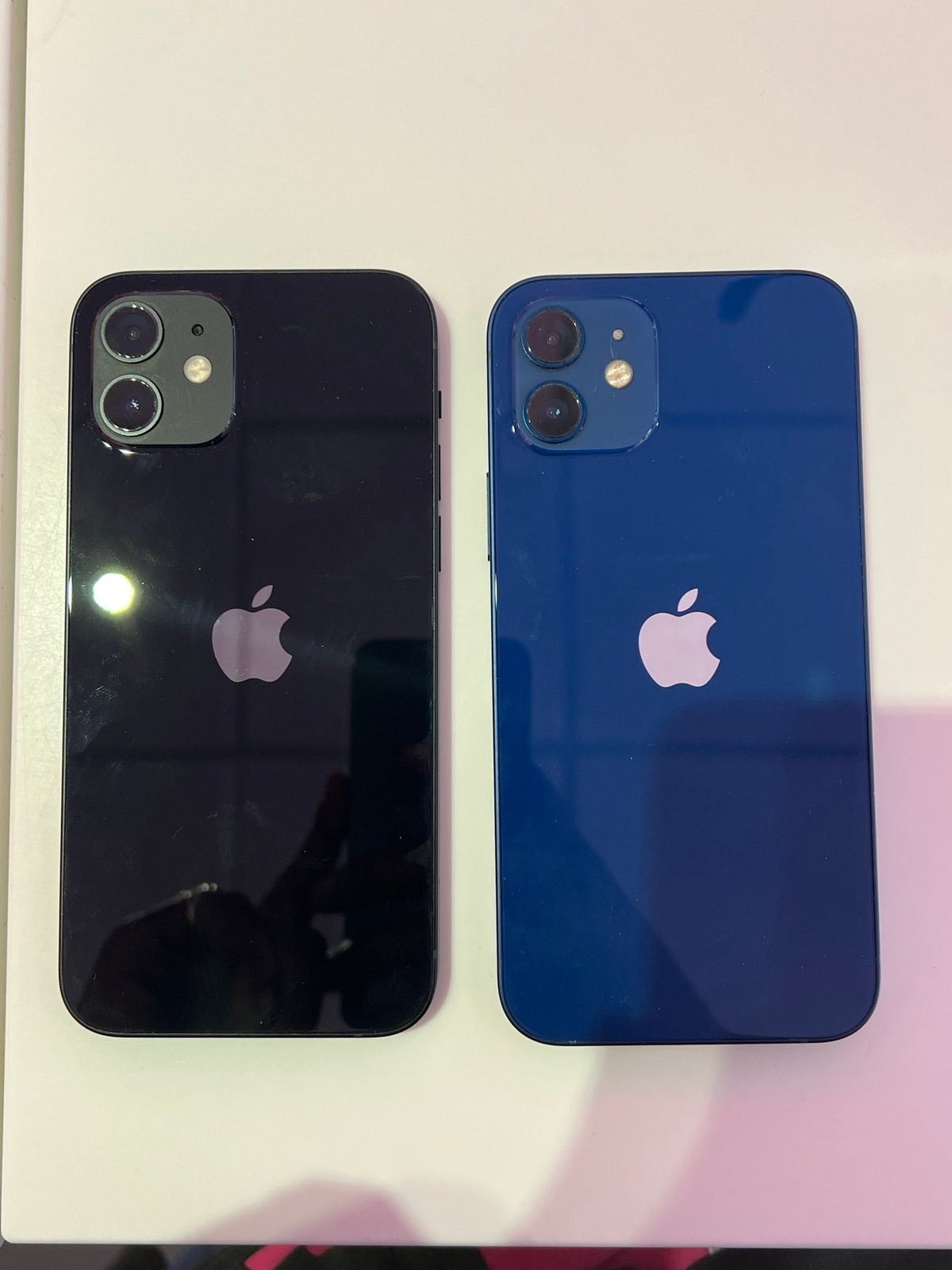 Apple iPhone 12 64GB (2 iPhones 12 and 4 chargers) 1E67