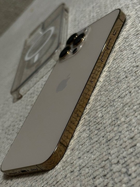 Iphone 13 pro max Gold 256 GB phone unlocked I DON'T ACCEPT OFFERS! 9A51
