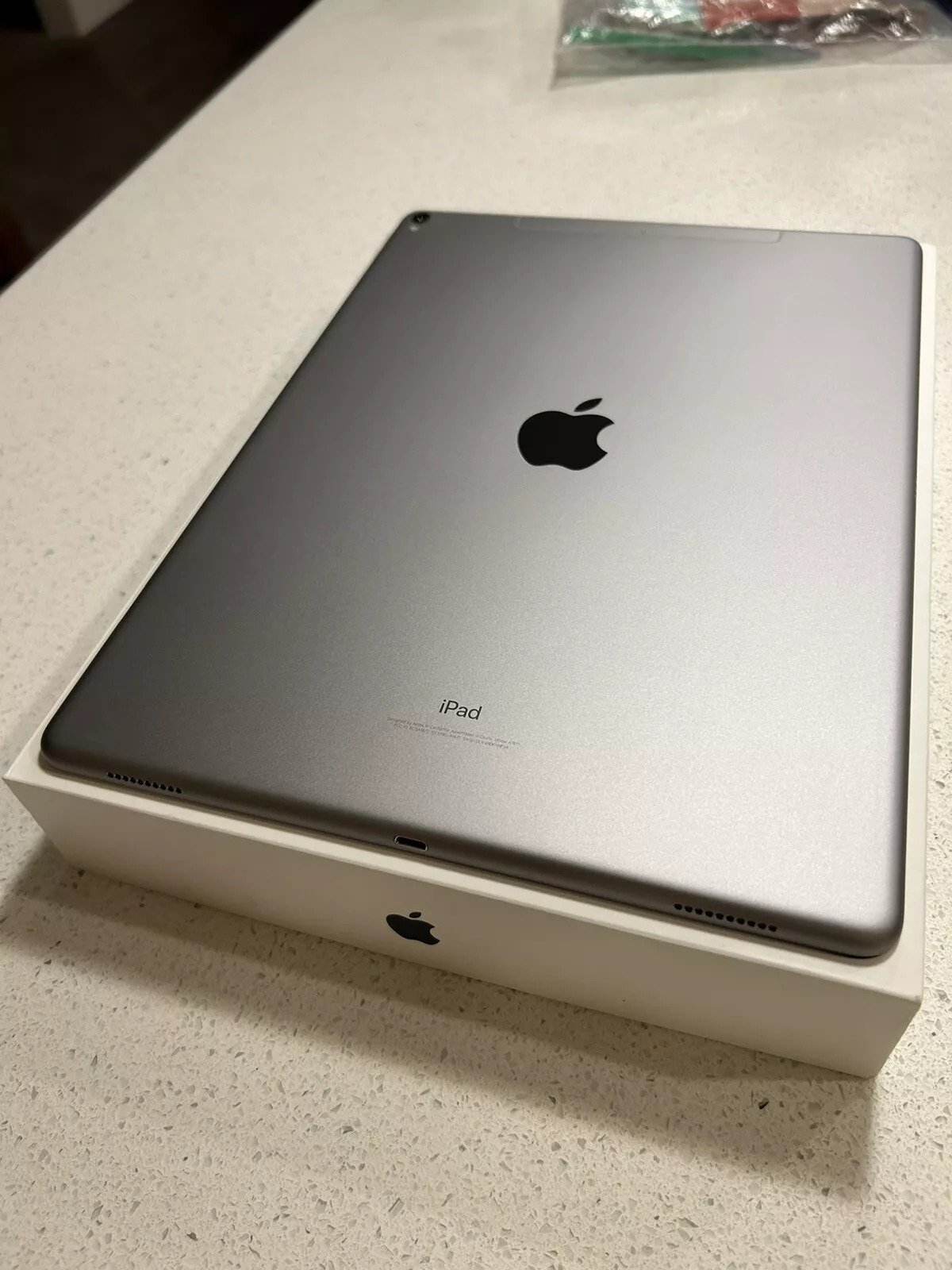 Apple iPad Pro 12.9” Wifi + Cellular 256GB Space Gray Unlocked Apple Keyboard 3G51