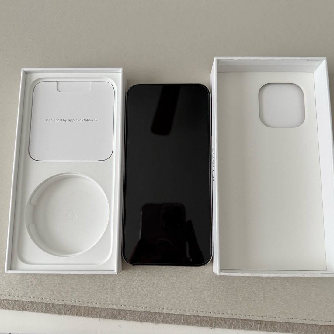 iPhone 15 Pro Max White Titanium Unlocked 256 GB 3V18