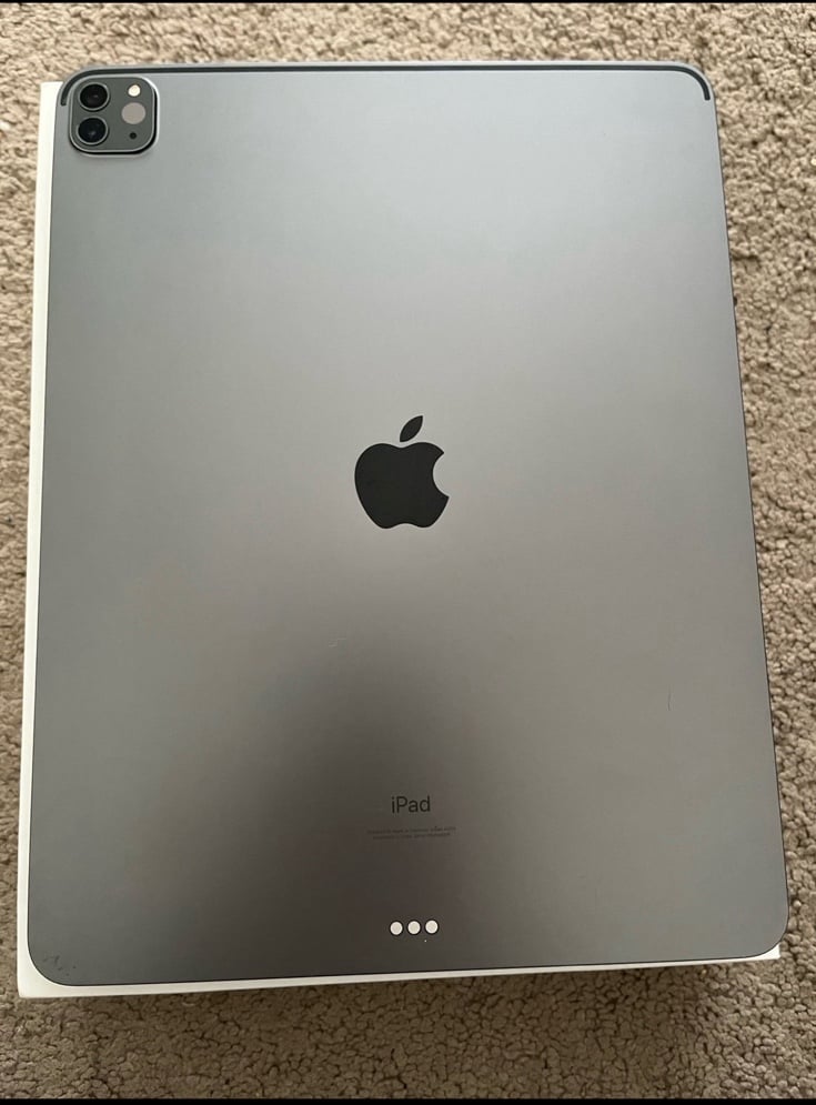 Apple iPad Pro 12.9 inch. 128gb. 2nd Generation Apple Pencil 3U39