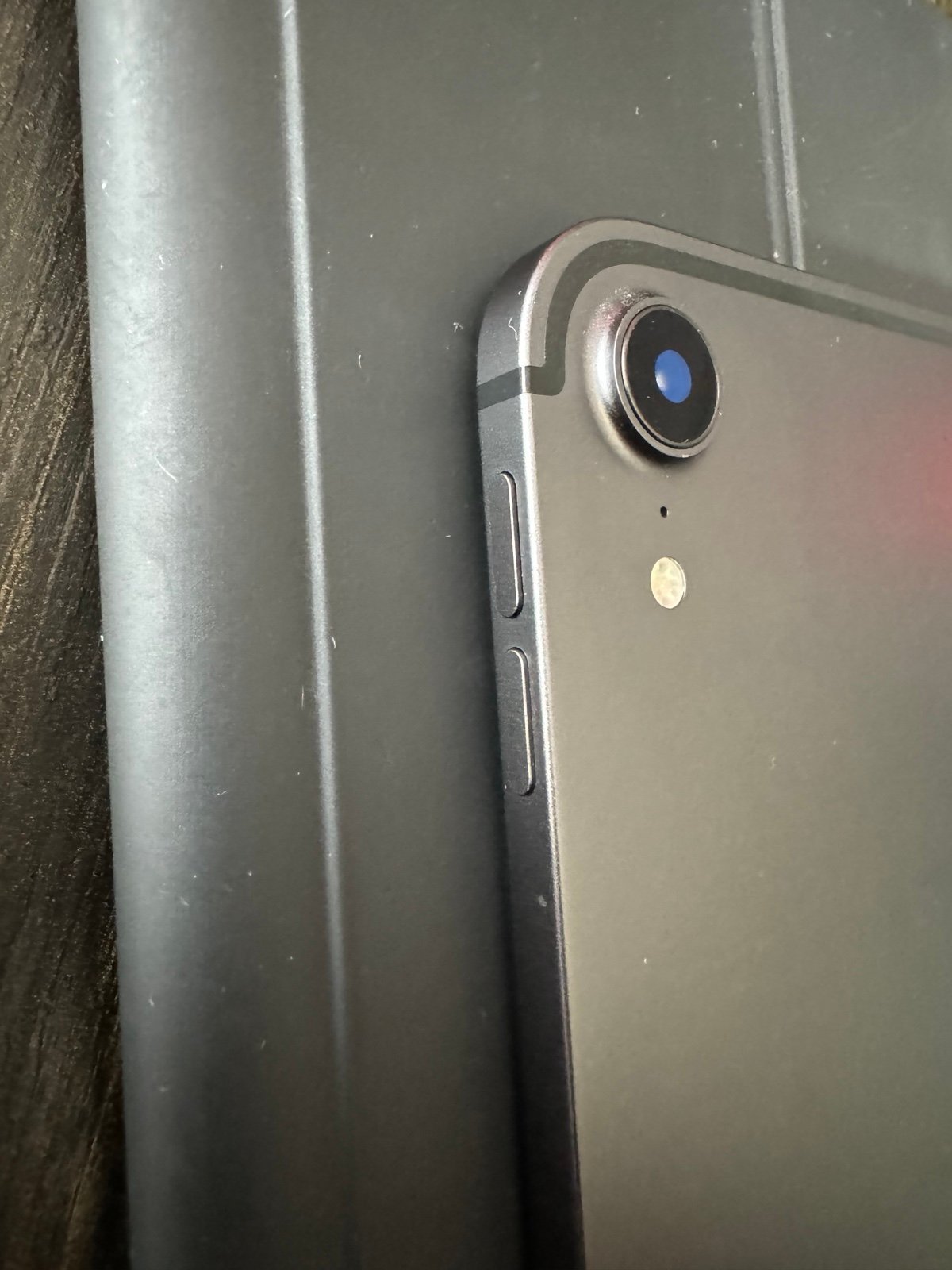 iPad Pro 3rd Generation 11” (2018) 256gb WiFi + Cellular and Magic Trackpad Case 1V52