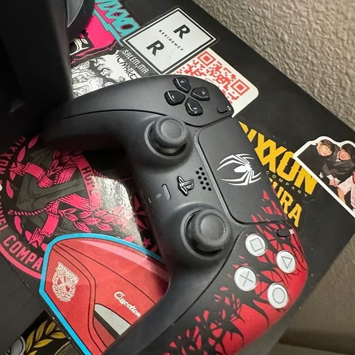 Sony PlayStation 5 disc Console Marvel's Spider-Man 2 Limited Edition 2 cont 3Z99