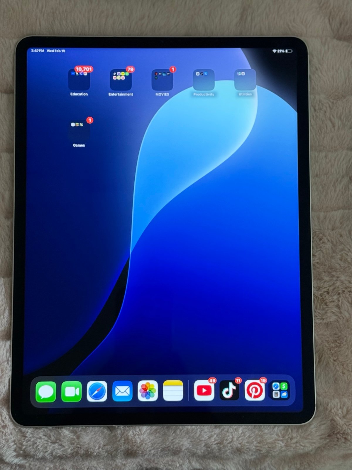 iPad Pro 12.9” (6th Gen) - Great Condition + Keyboard 6M66