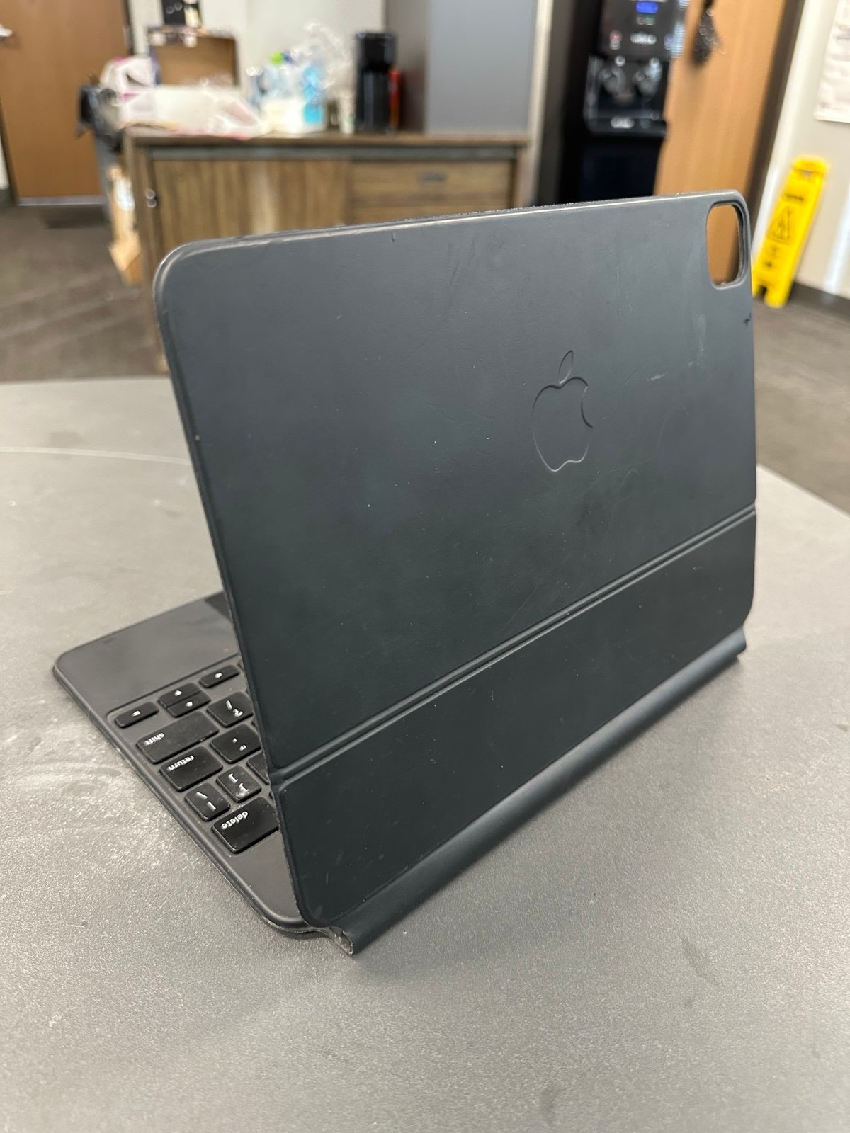 iPad Pro (A1980) with Magic Keyboard Case and Apple Pencil 2 6Q68