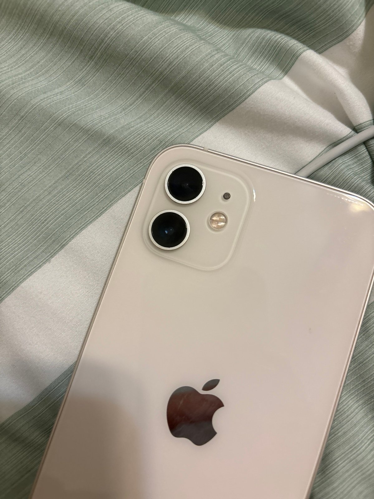 Apple iPhone 12 128 GB in White for Unlocked 2Y38