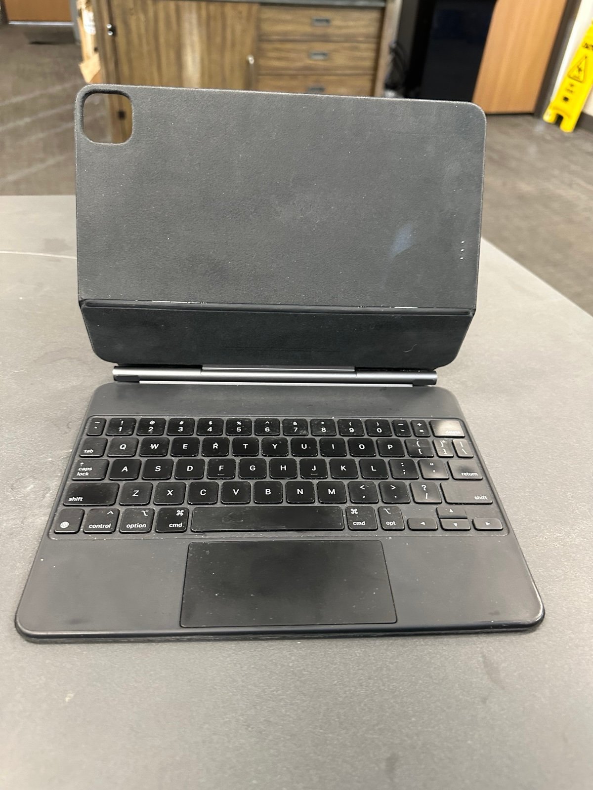 iPad Pro (A1980) with Magic Keyboard Case and Apple Pencil 2 6Q68