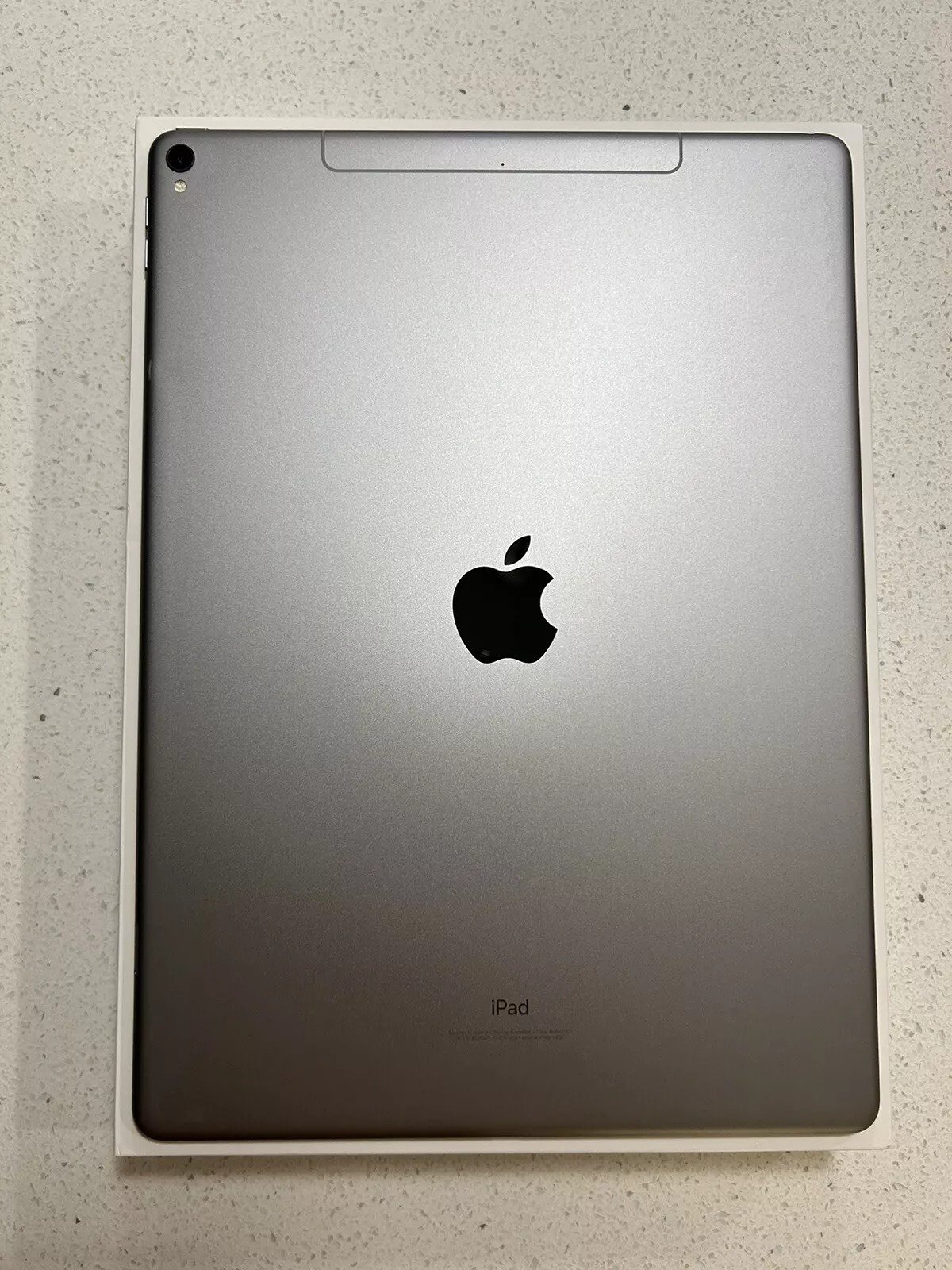 Apple iPad Pro 12.9” Wifi + Cellular 256GB Space Gray Unlocked Apple Keyboard 3G51