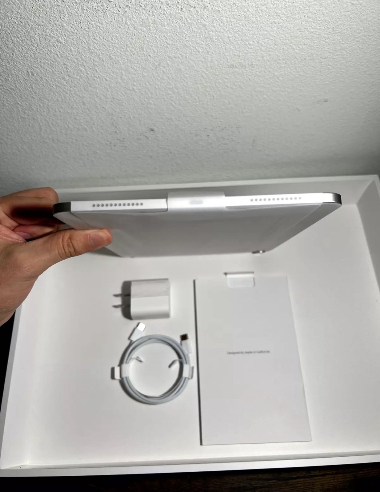  Apple iPad Air 5th Gen 256GB - Wi-Fi - Starlight 9Z81