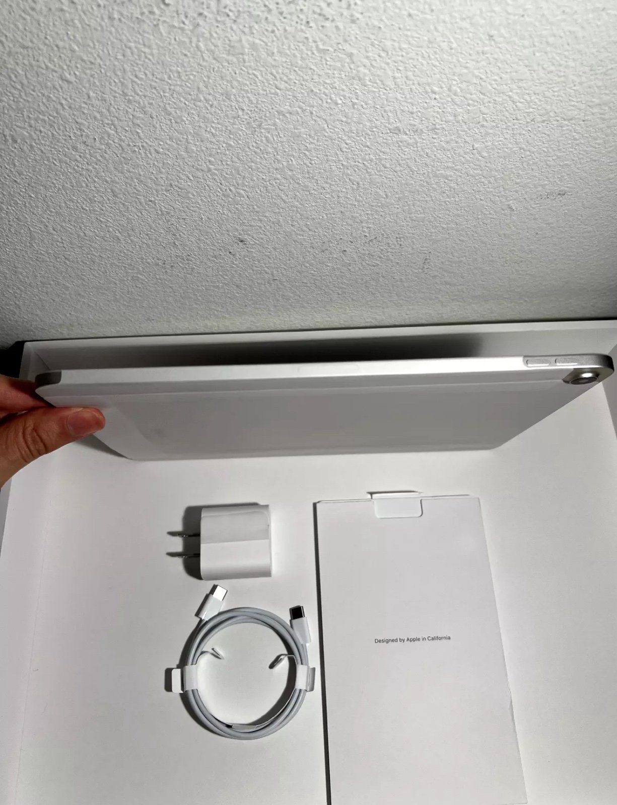  Apple iPad Air 5th Gen 256GB - Wi-Fi - Starlight 9Z81