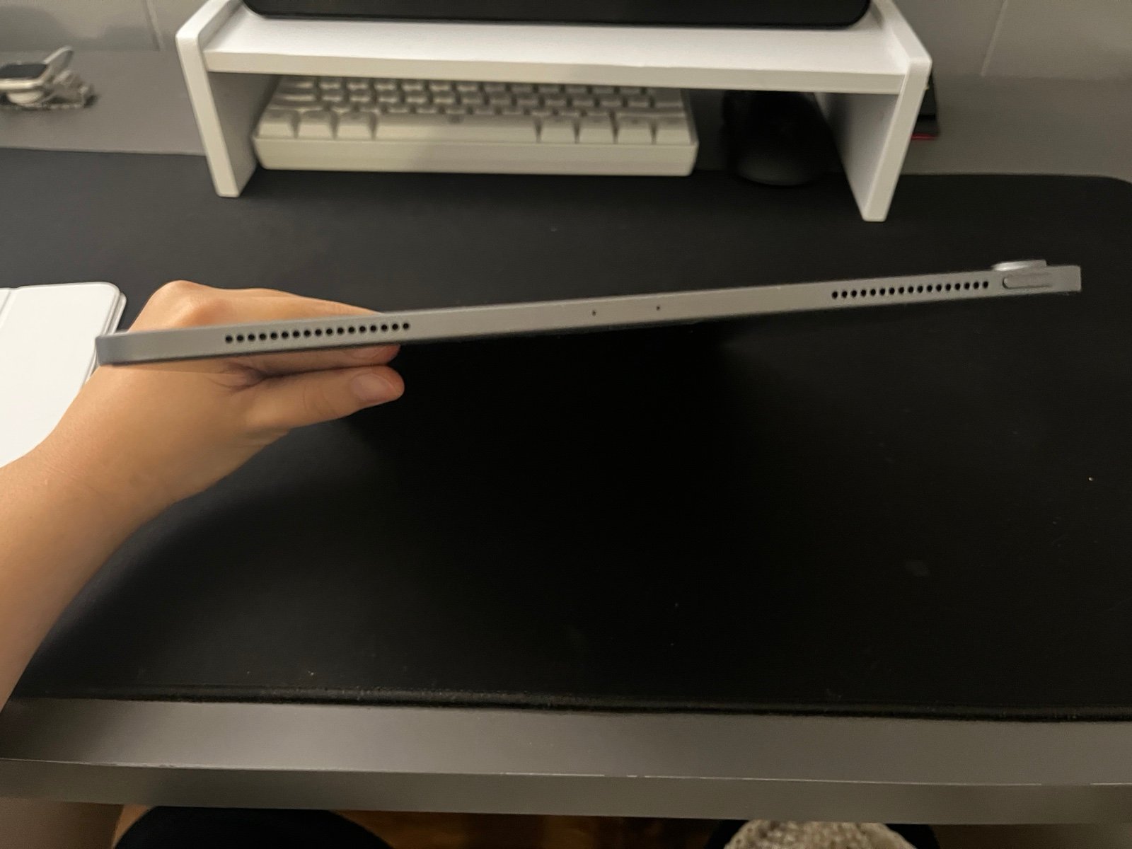 Apple iPad Pro 3rd Generation 12.9” 64GB with folio case 7V81